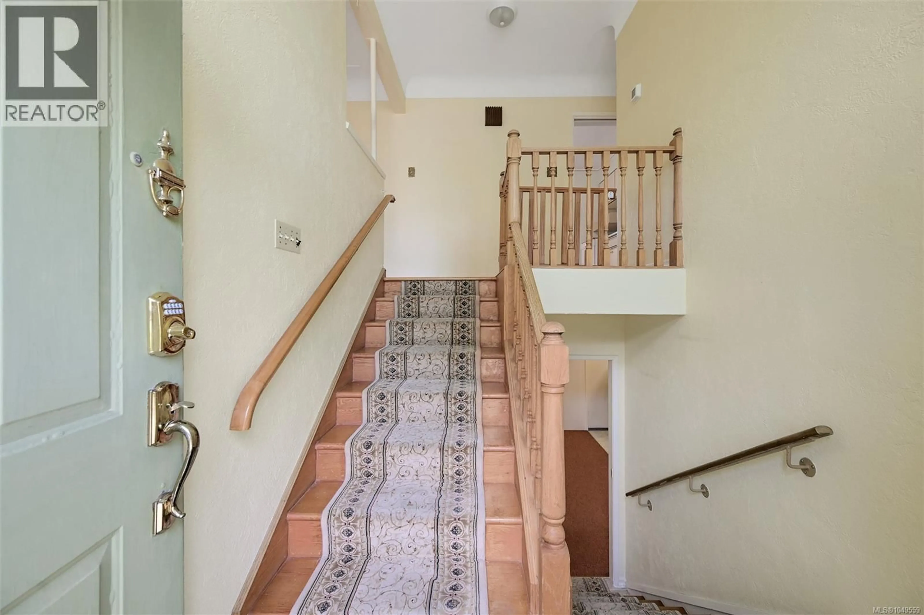 Indoor foyer for 1189 HIGHROCK PLACE, Esquimalt British Columbia V9A4W1