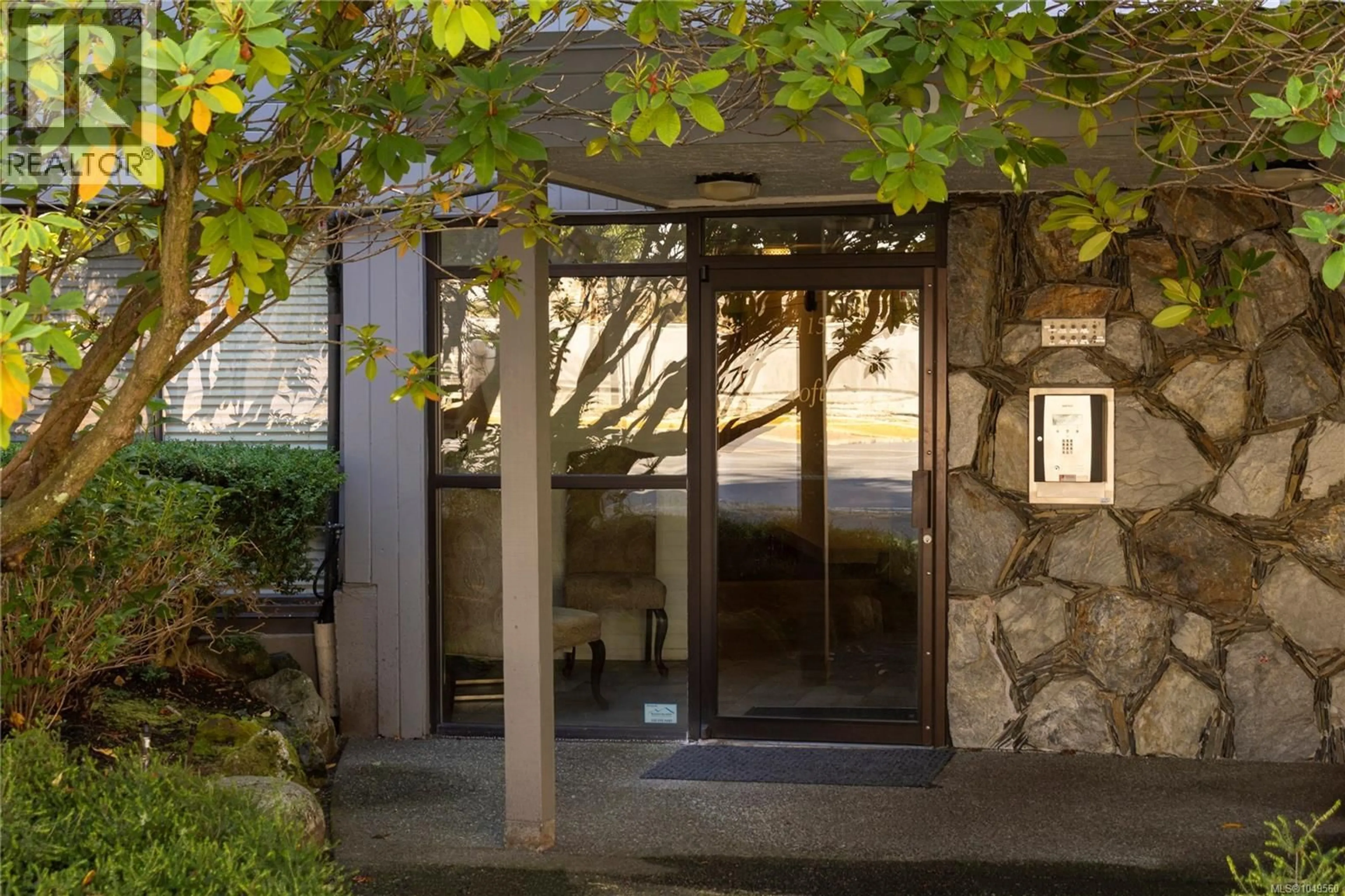 Indoor foyer for 402 - 1157 FAIRFIELD ROAD, Victoria British Columbia V8V3A9