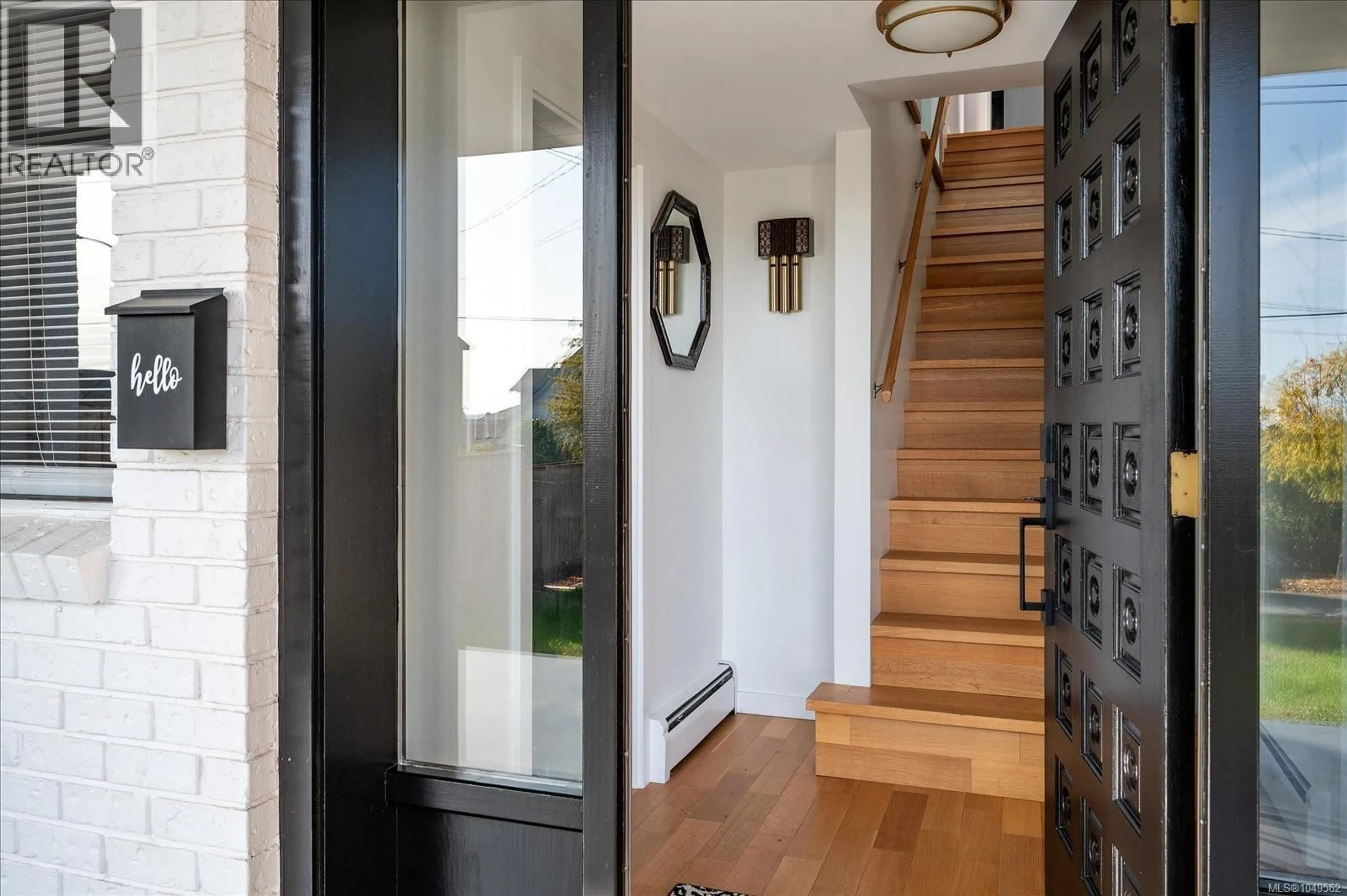 Indoor entryway for 339 KENNEDY STREET, Nanaimo British Columbia V9R2J2