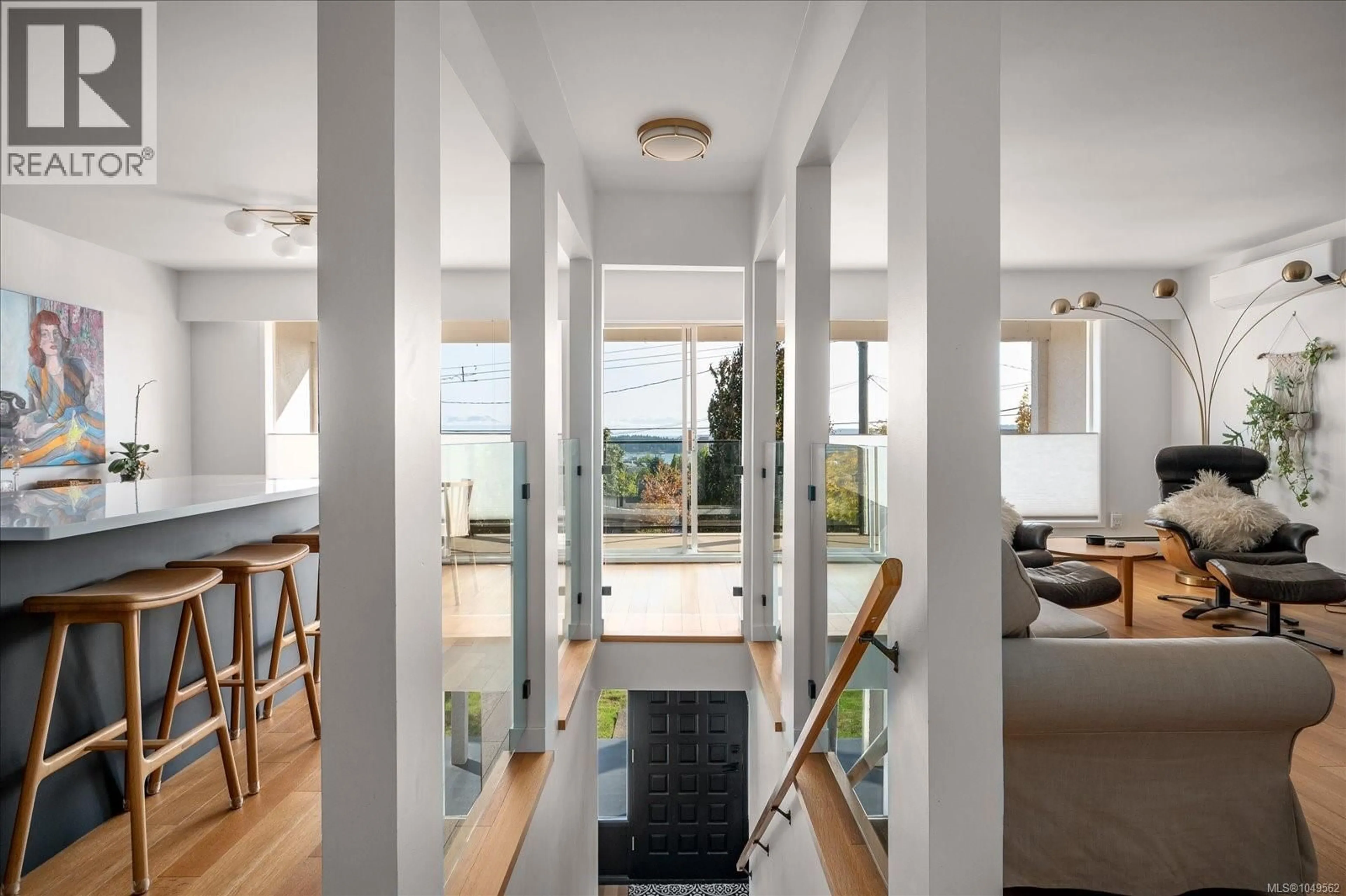 Indoor foyer for 339 KENNEDY STREET, Nanaimo British Columbia V9R2J2