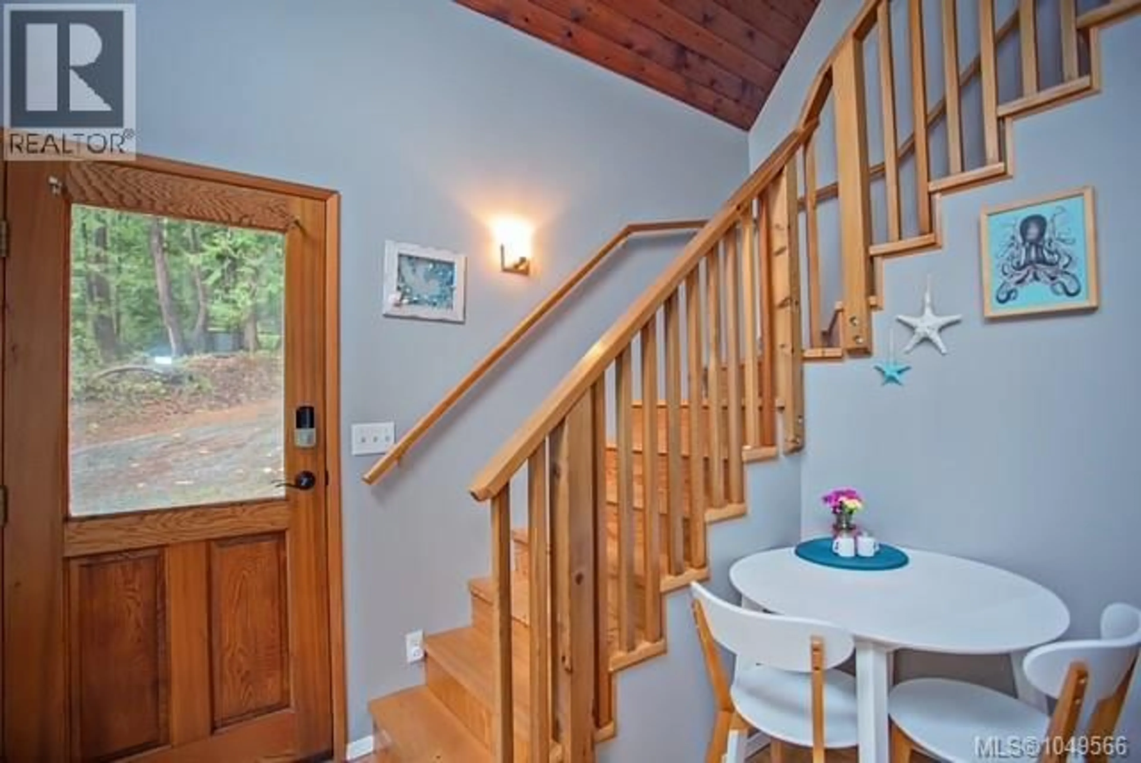 Indoor foyer for 871 SHARIE ROAD, Gabriola Island British Columbia V0R1X2