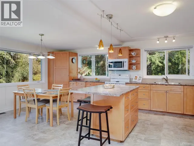 9743 ARDMORE DRIVE, North Saanich 3