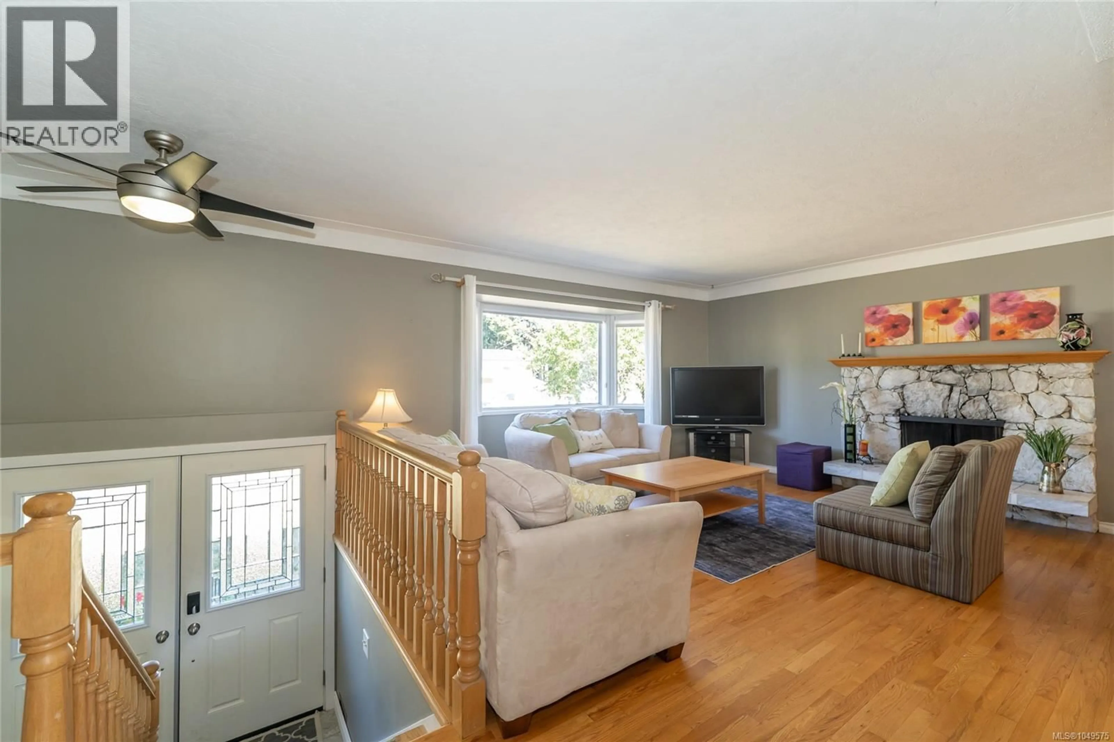 Living room with furniture, wood/laminate floor for 3057 SHOREVIEW DRIVE, Langford British Columbia V9B4K6