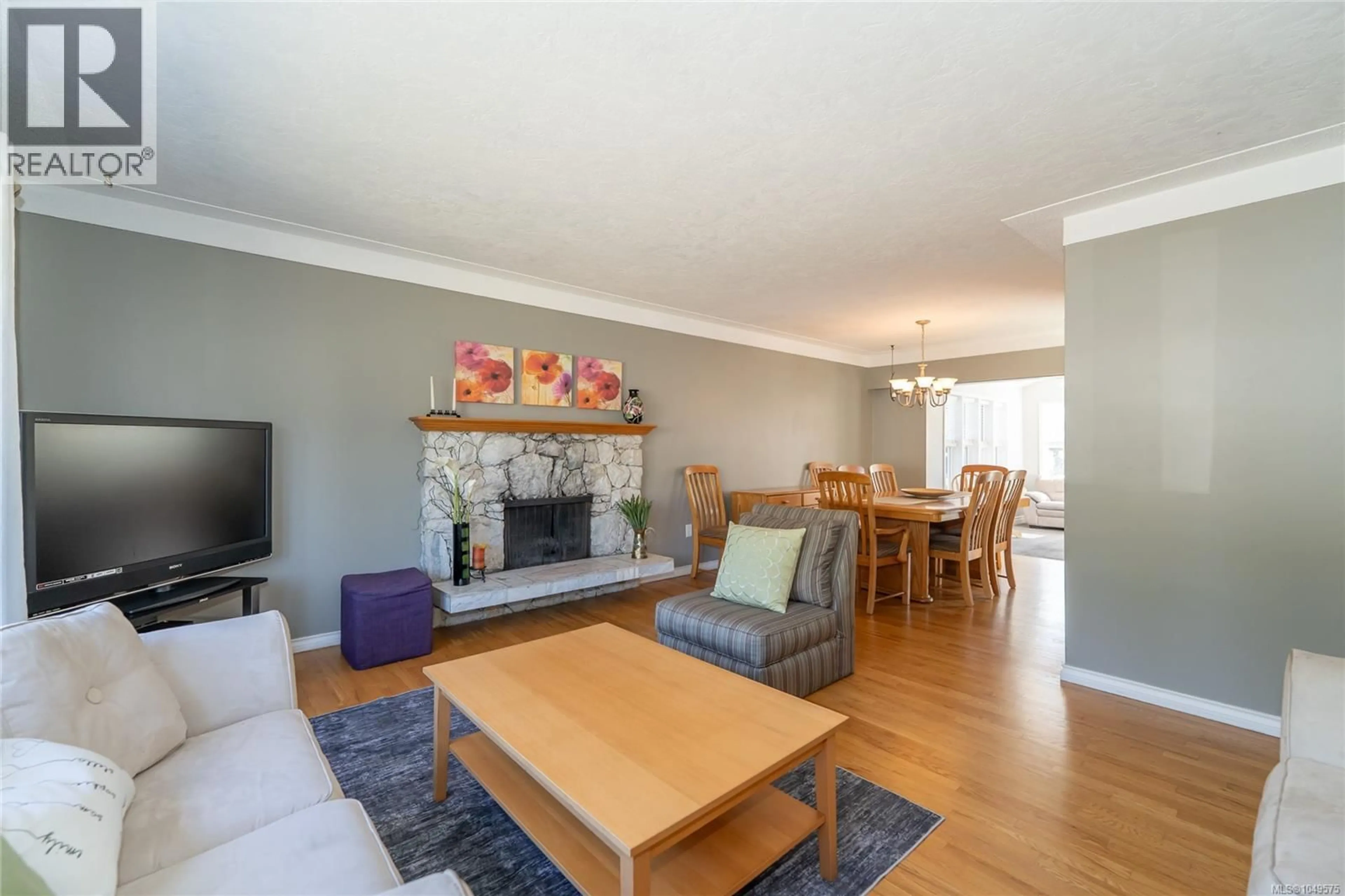 Living room with furniture, wood/laminate floor for 3057 SHOREVIEW DRIVE, Langford British Columbia V9B4K6