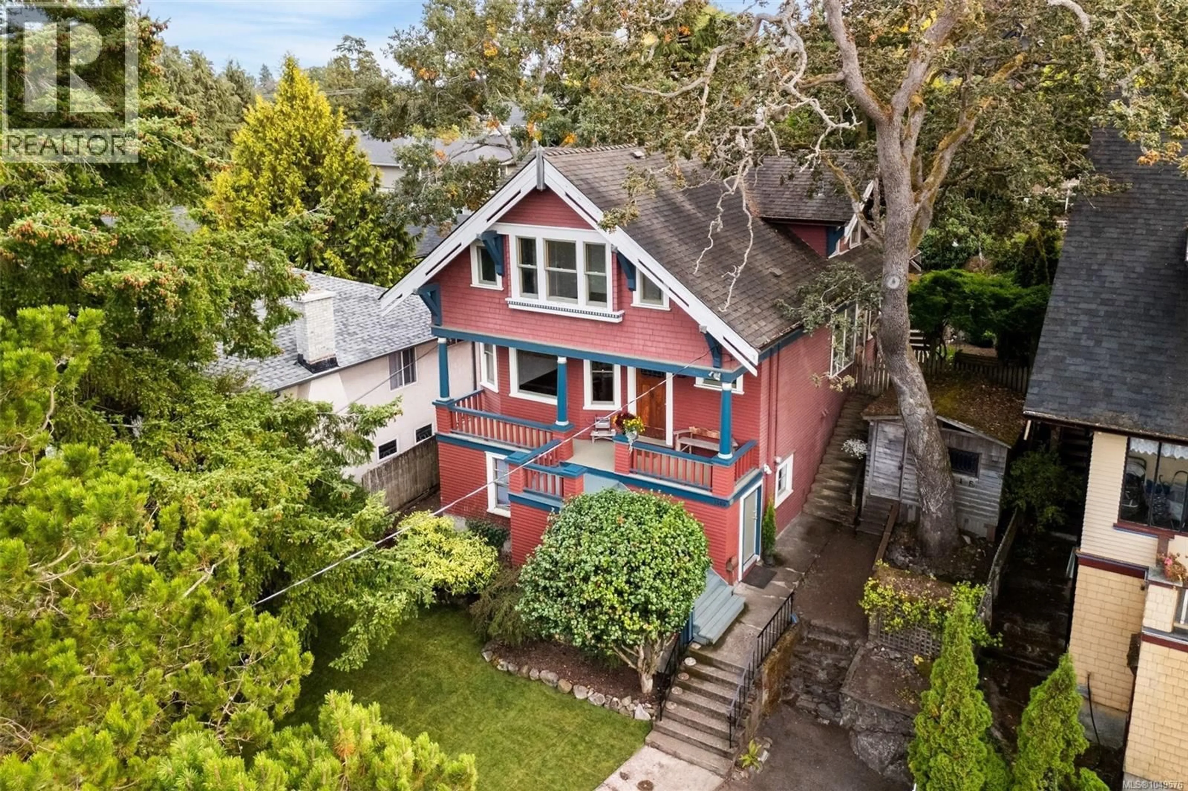 A pic from outside/outdoor area/front of a property/back of a property/a pic from drone, street for 1569 PEMBROKE STREET, Victoria British Columbia V8R1W1