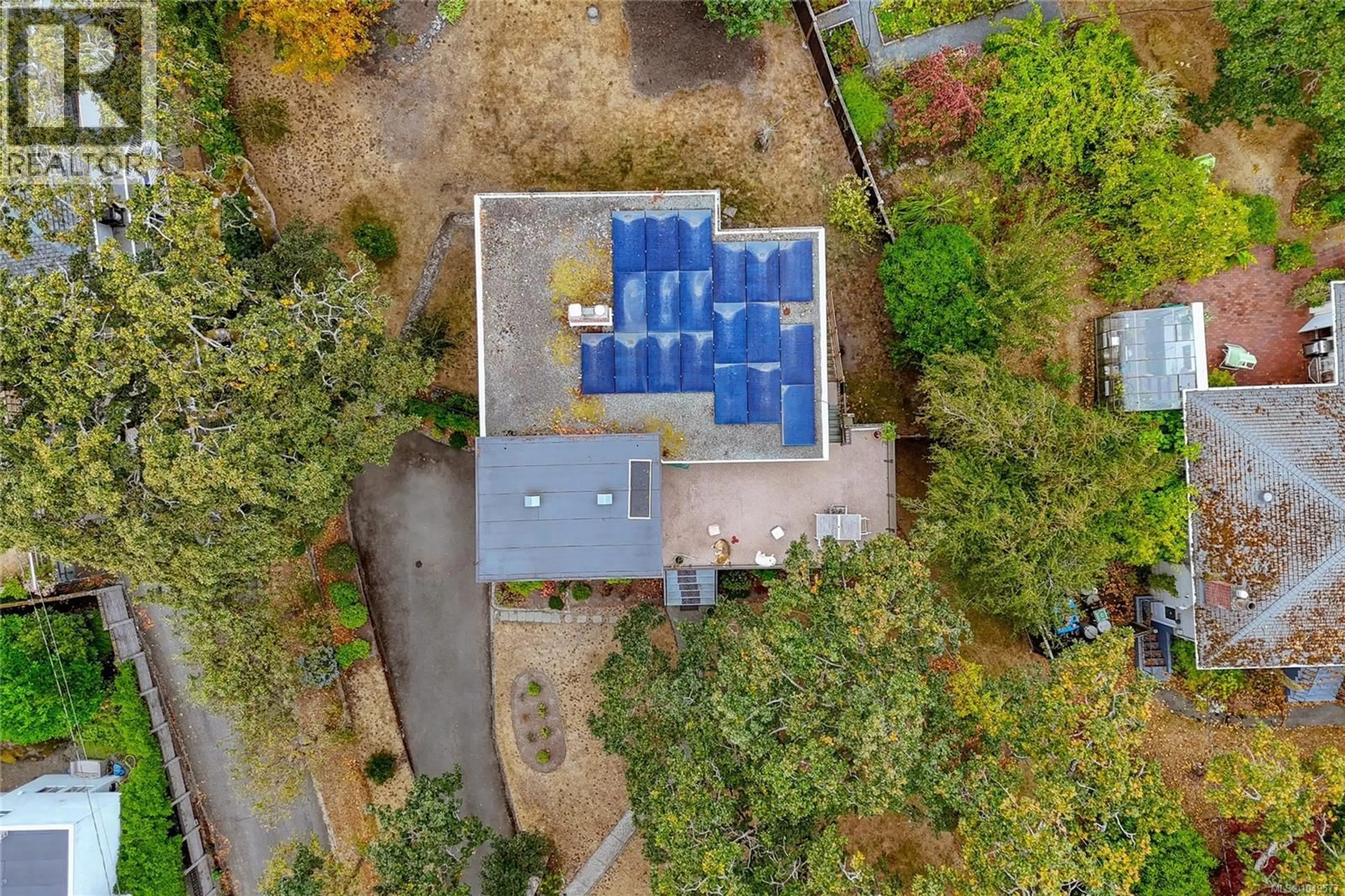 A pic from outside/outdoor area/front of a property/back of a property/a pic from drone, unknown for 644 FERNHILL ROAD, Esquimalt British Columbia V9A4Y9