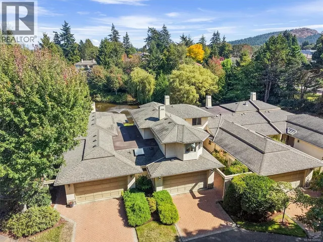 3 - 4701 LOCHSIDE DRIVE, Saanich 5