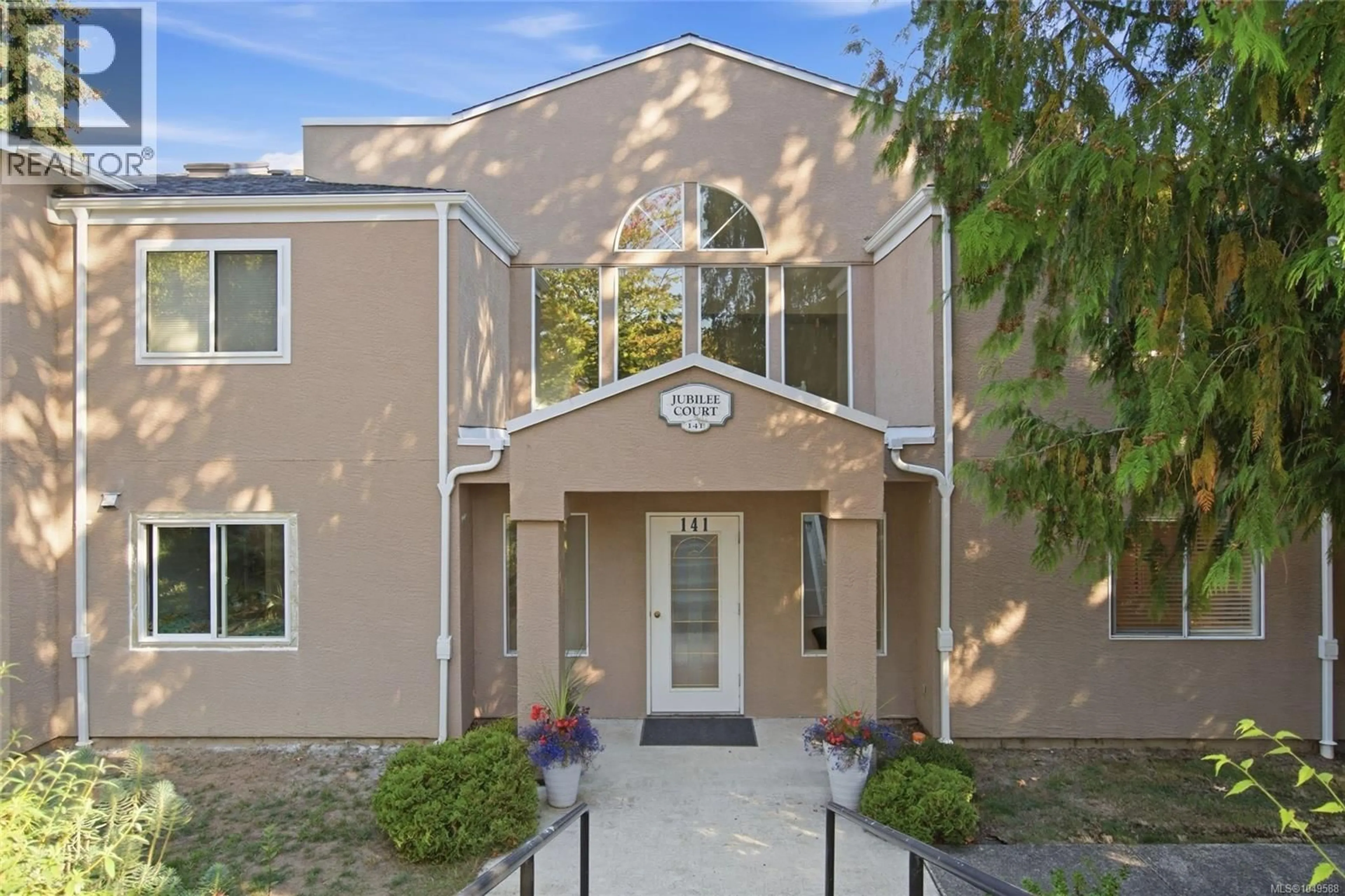 Indoor foyer for 4 - 141 SIXTH AVENUE EAST, Qualicum Beach British Columbia V9K2J6