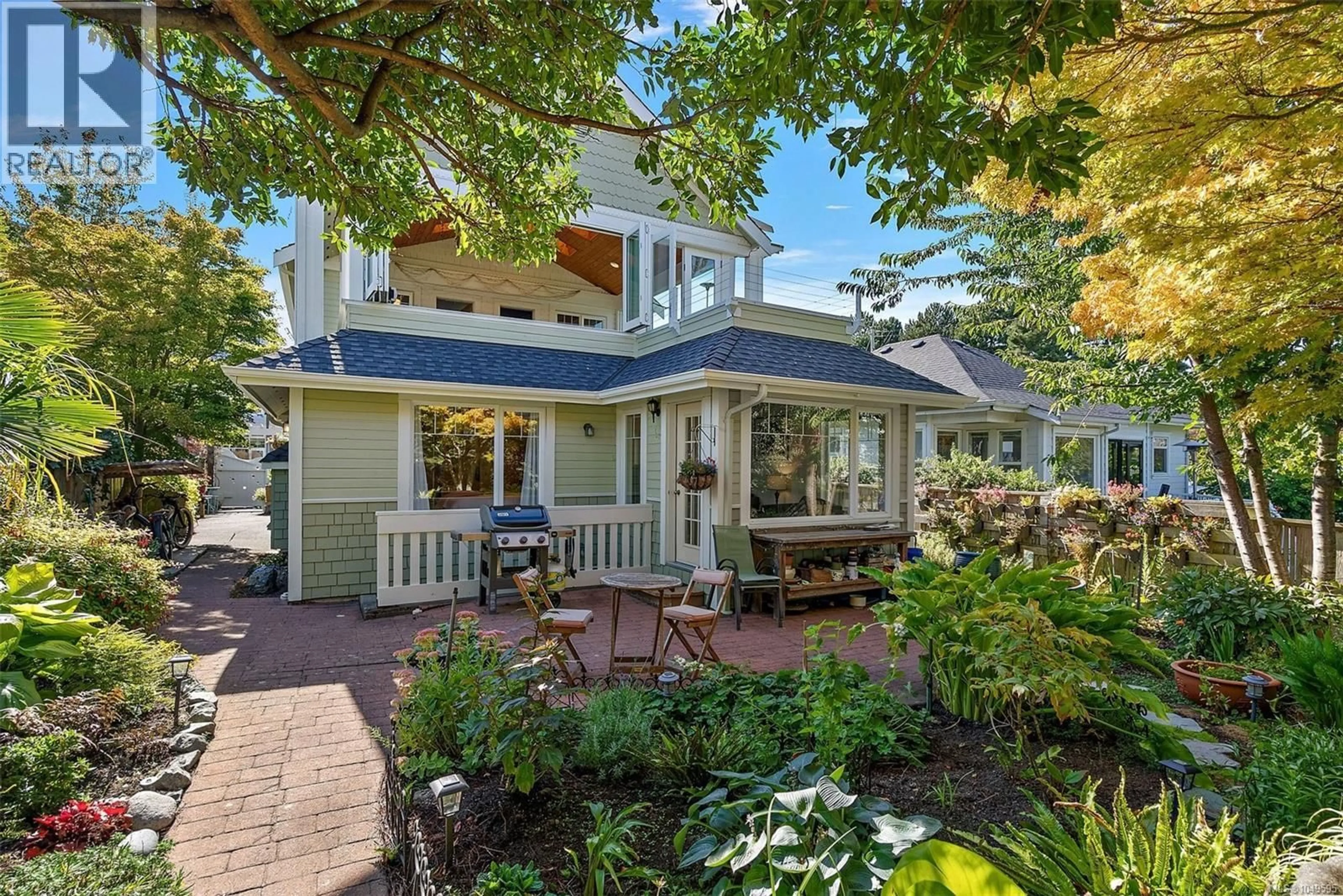 Home with vinyl exterior material, street for 485 HEAD STREET SOUTHWEST, Esquimalt British Columbia V9A5S1