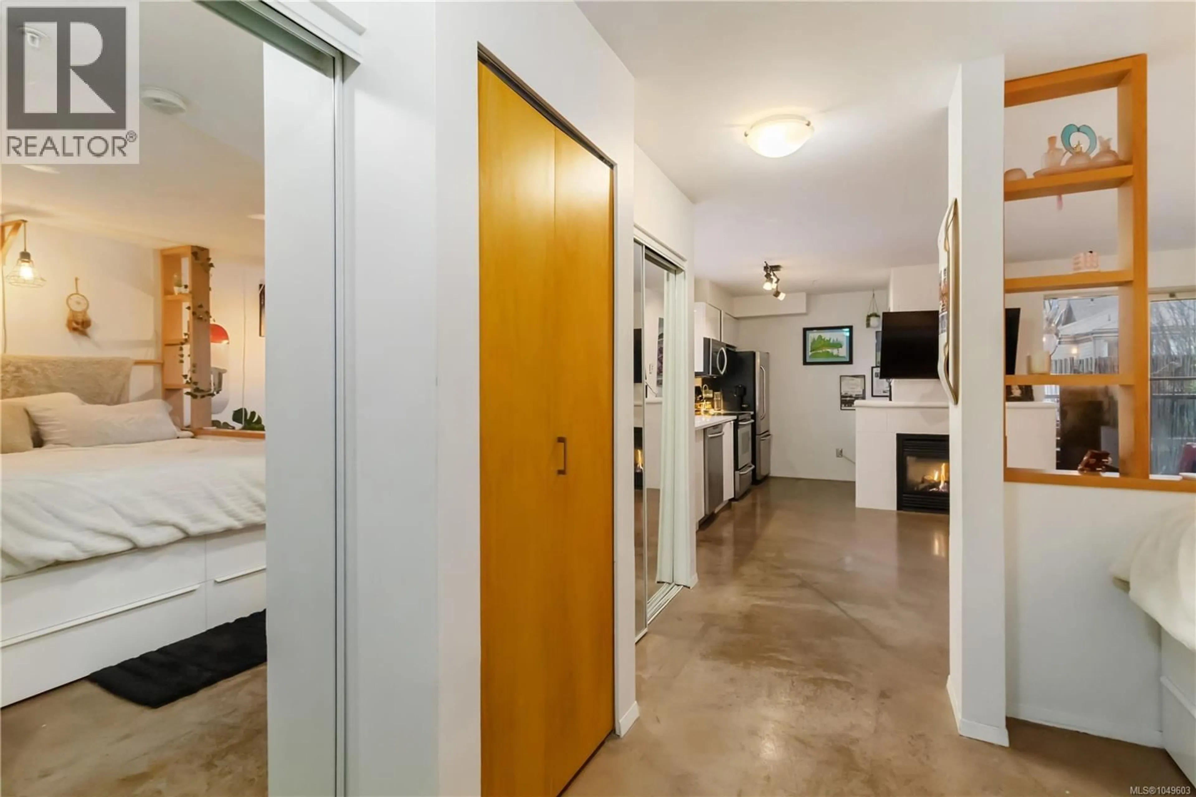 Indoor entryway for 301 - 932 JOHNSON STREET, Victoria British Columbia V8V3N4