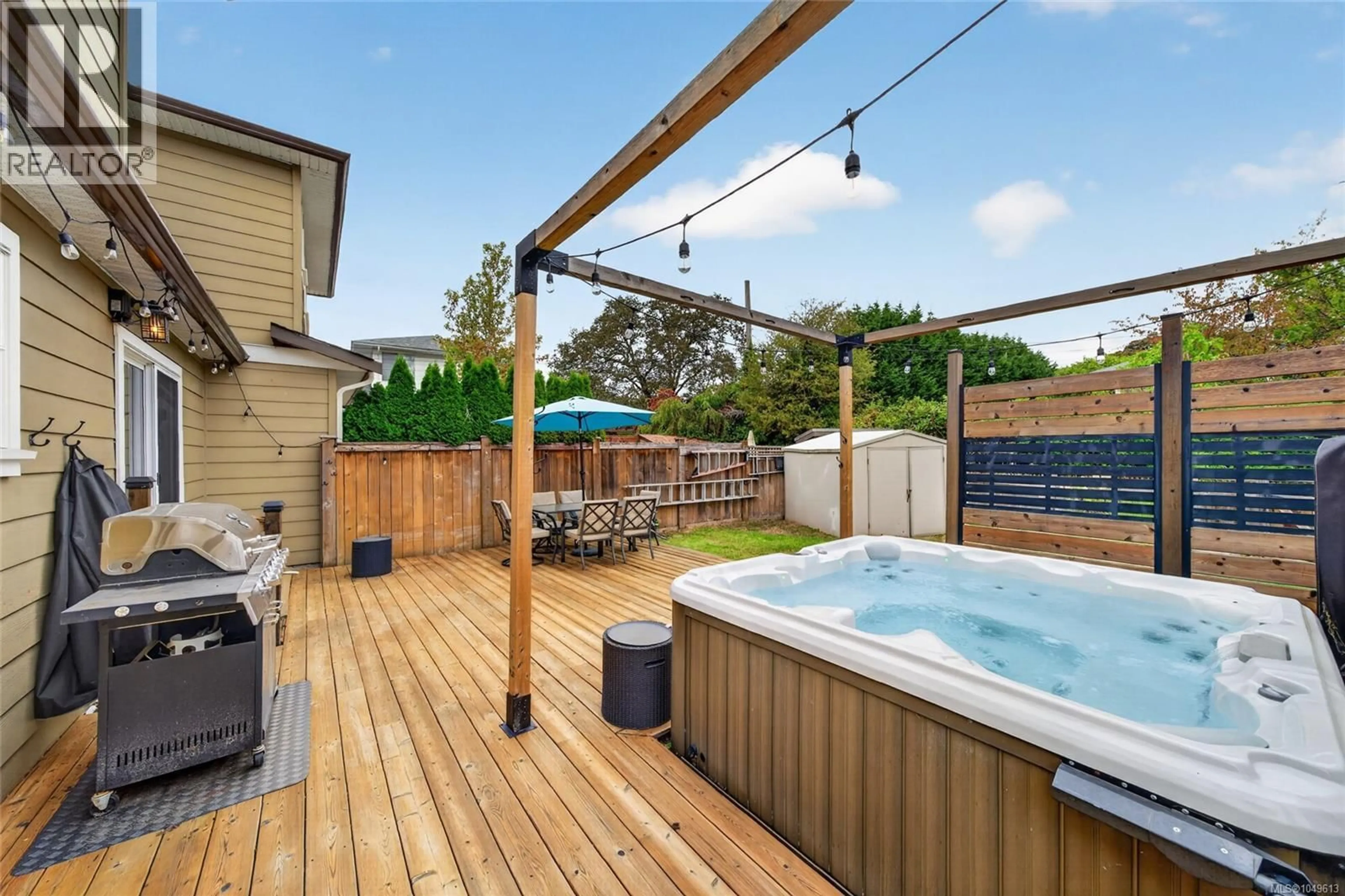 Patio, street for 824 BECKWITH AVENUE, Saanich British Columbia V8X3S1
