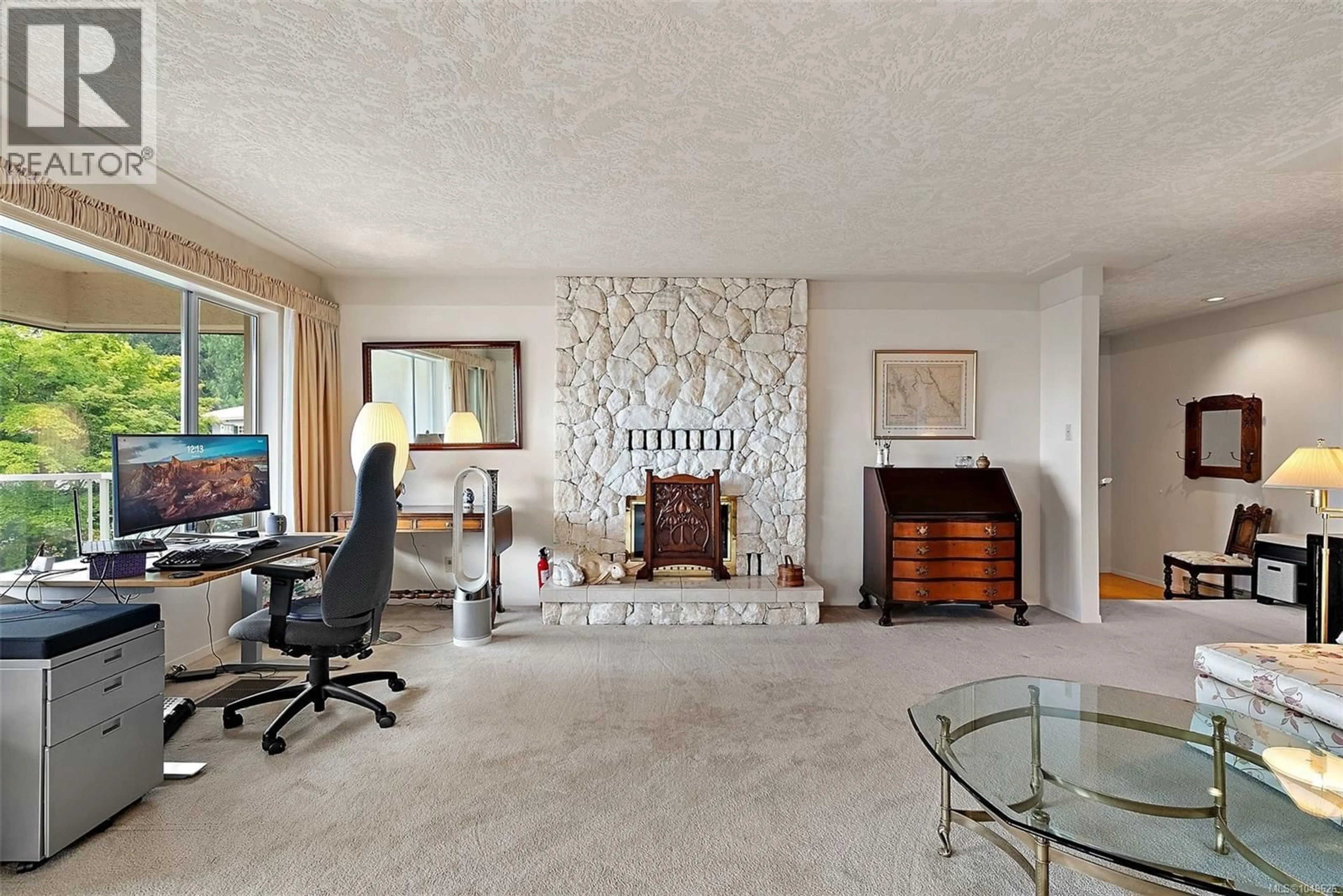 Living room with furniture, unknown for 4802 AMBLEWOOD DRIVE, Saanich British Columbia V8Y2S3