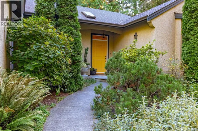 671 DALKEITH AVENUE, North Saanich 5