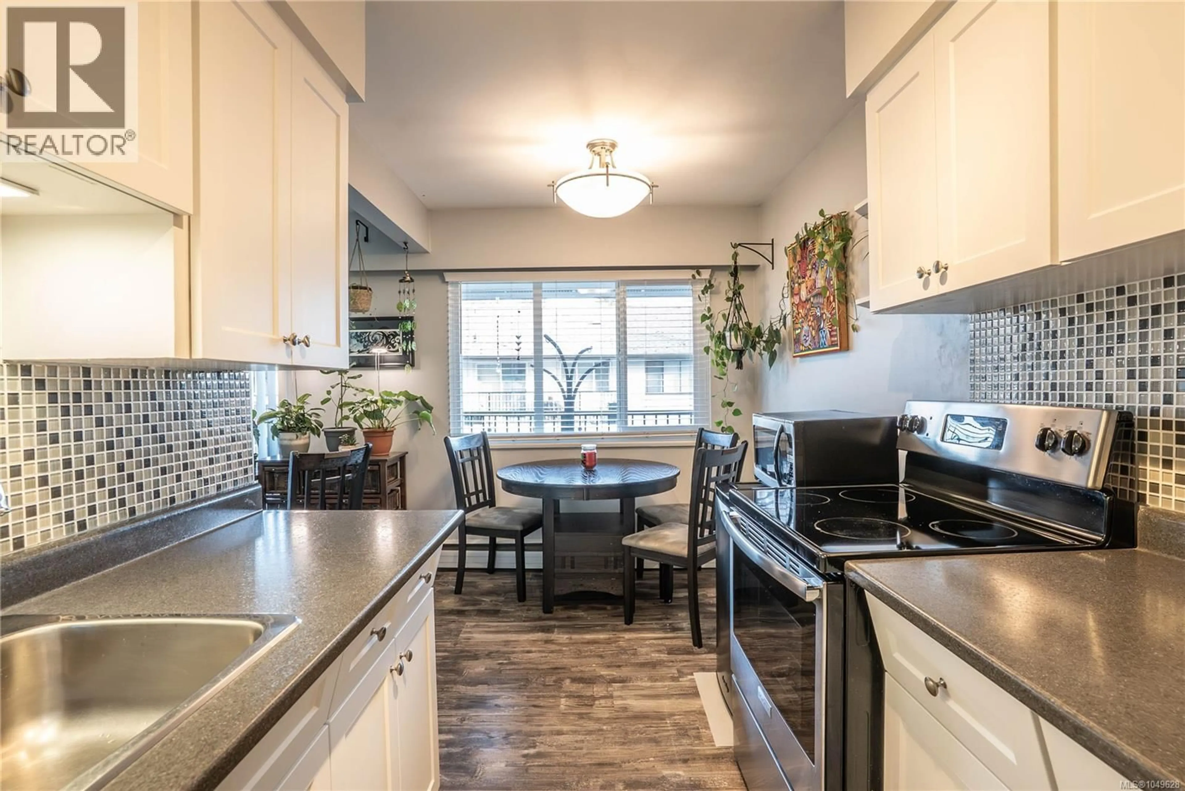 Open concept kitchen, ceramic/tile floor for 352 BURNSIDE ROAD WEST, Saanich British Columbia V8Z1M1