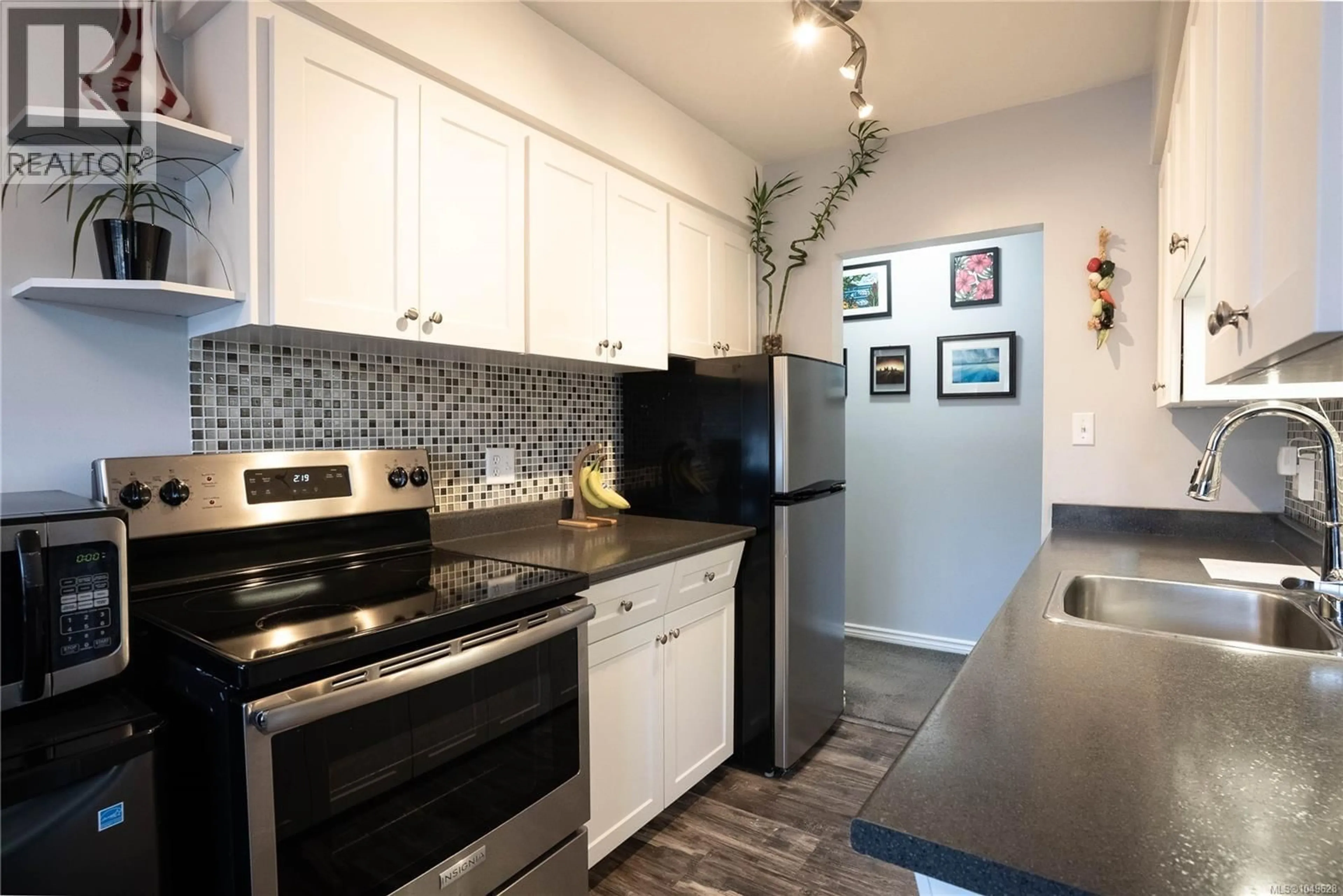 Standard kitchen, unknown for 352 BURNSIDE ROAD WEST, Saanich British Columbia V8Z1M1