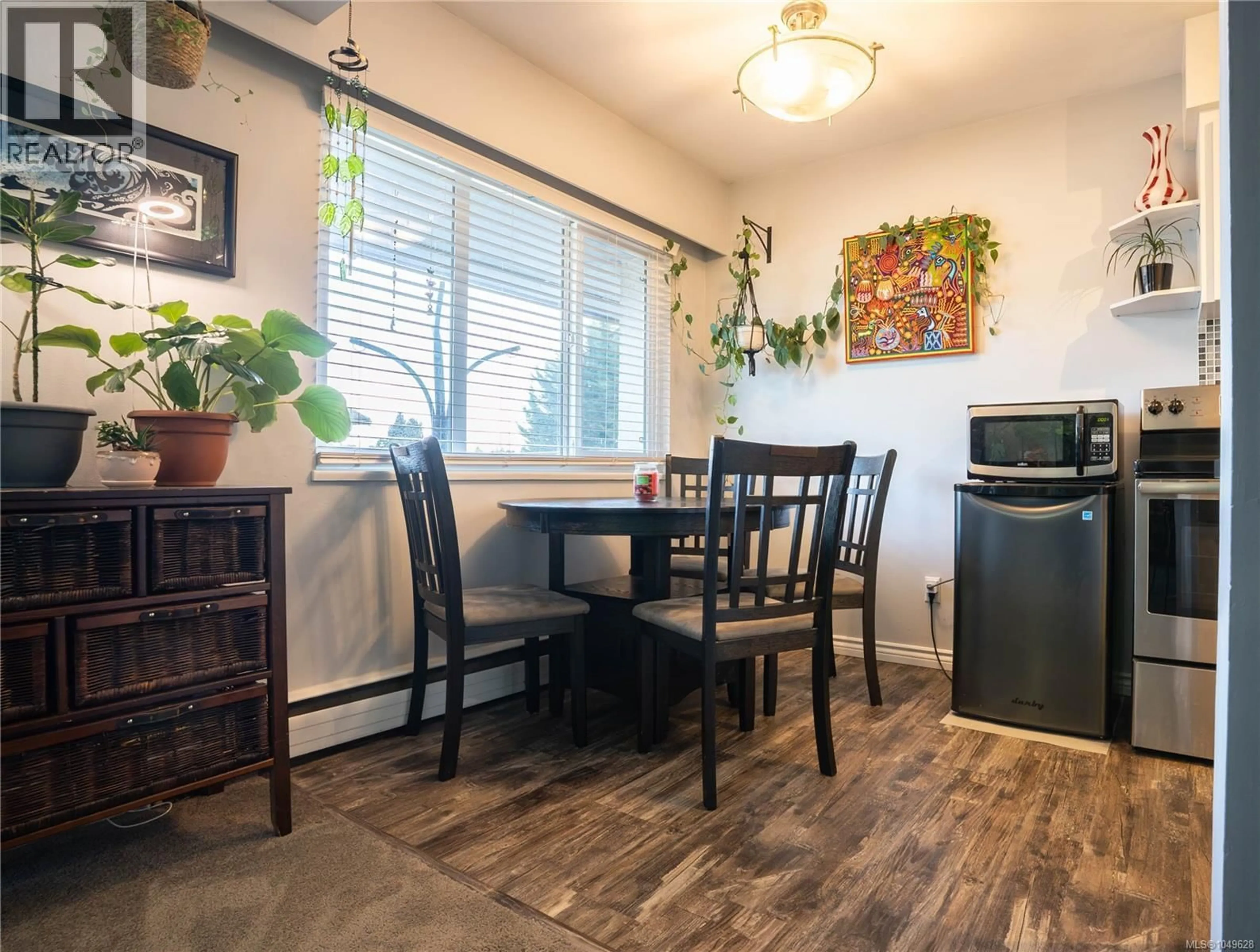 Dining room, wood/laminate floor for 352 BURNSIDE ROAD WEST, Saanich British Columbia V8Z1M1