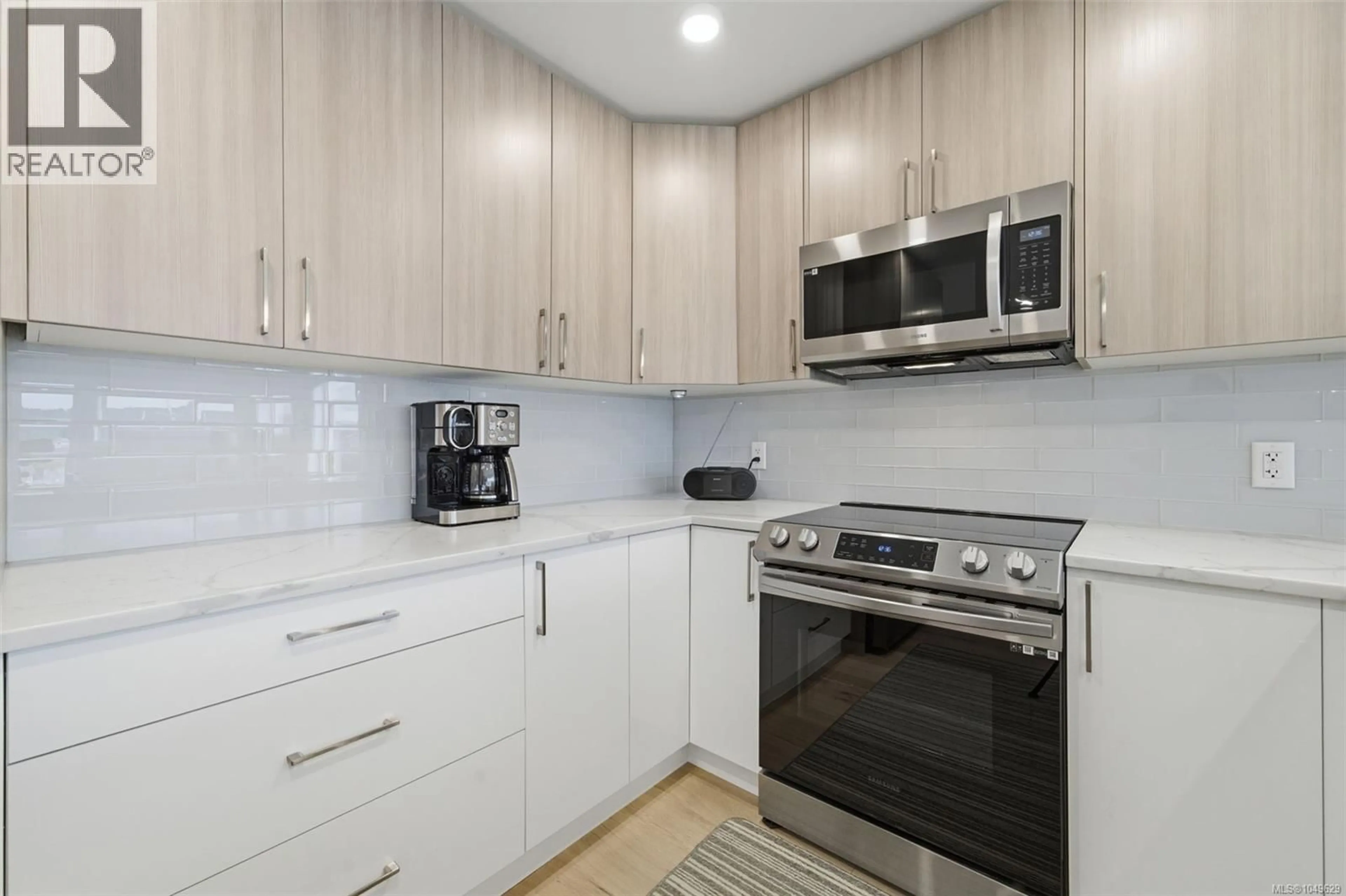 Standard kitchen, unknown for 301 - 7098 WALLACE DRIVE, Central Saanich British Columbia V8M1E9