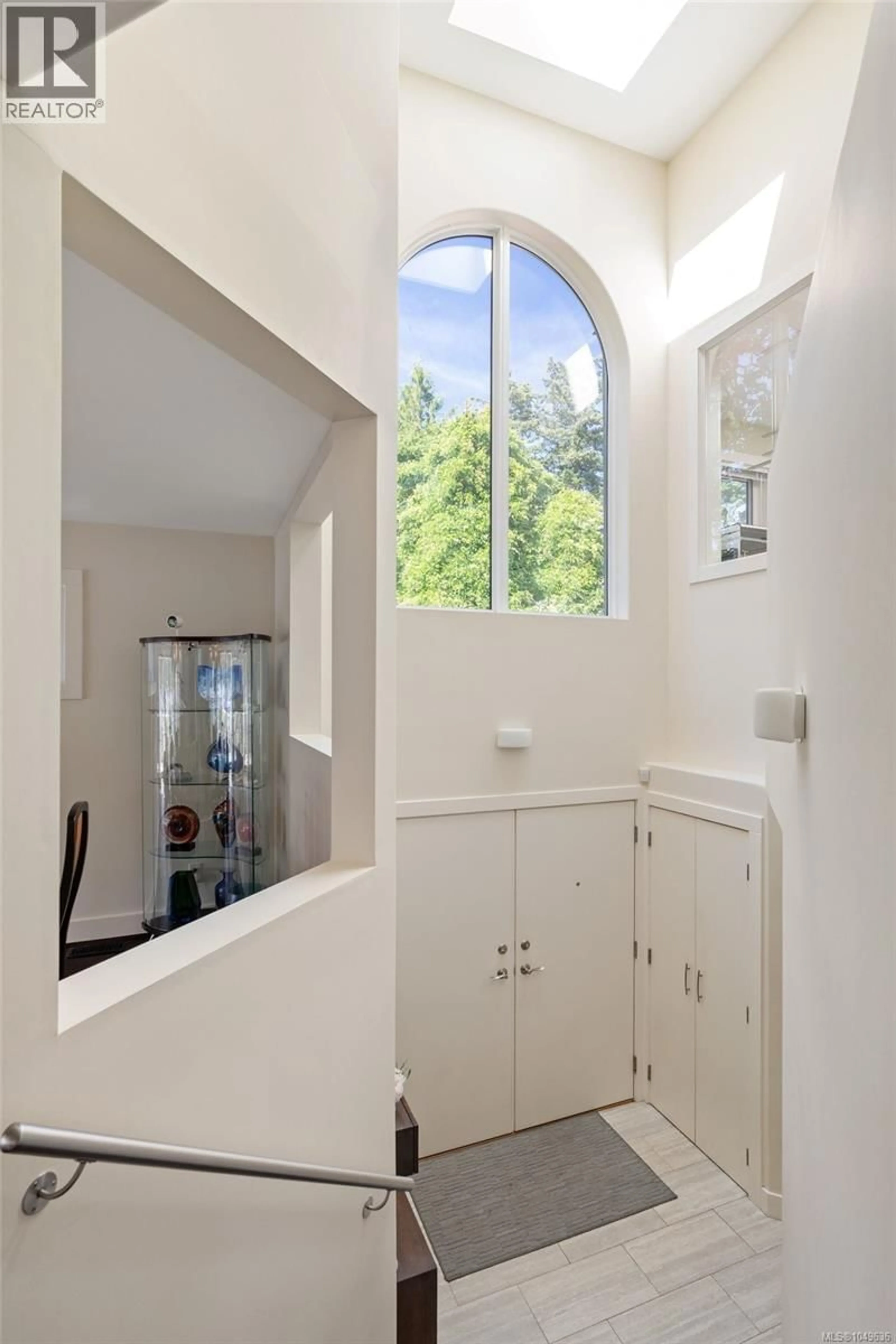 Indoor foyer for 7090 BRENTWOOD DRIVE, Central Saanich British Columbia V8M1B6