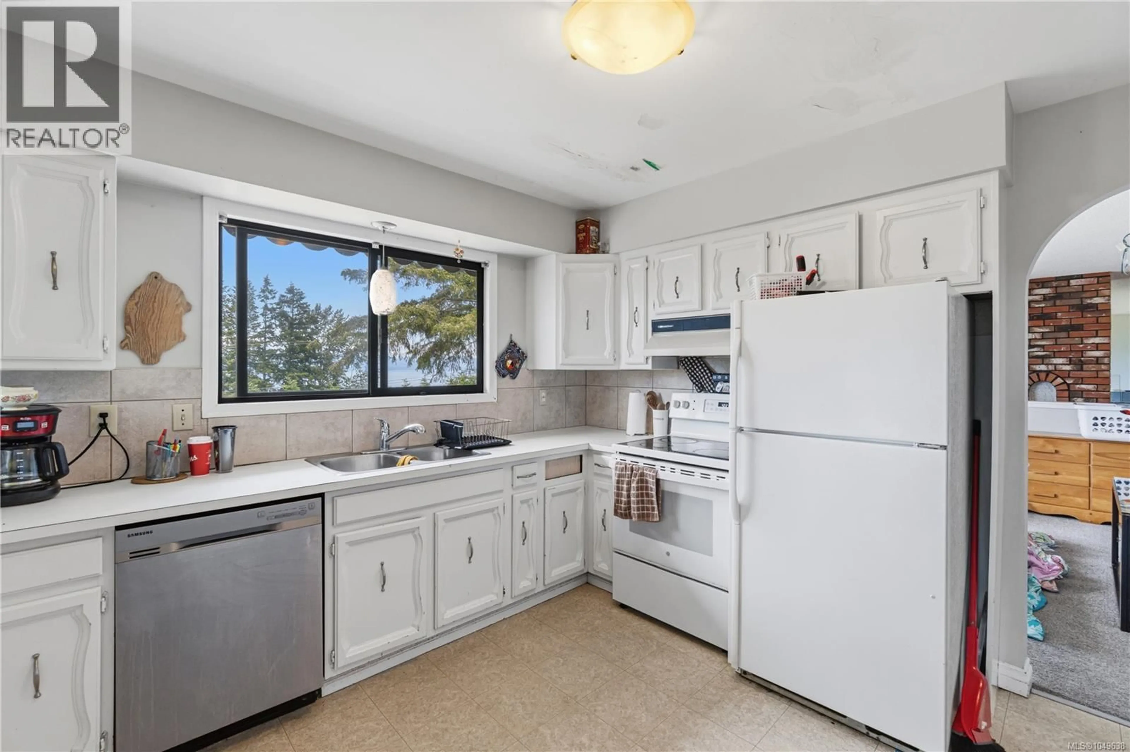 Standard kitchen, ceramic/tile floor for 5395 LOST LAKE ROAD, Nanaimo British Columbia V9T5E7