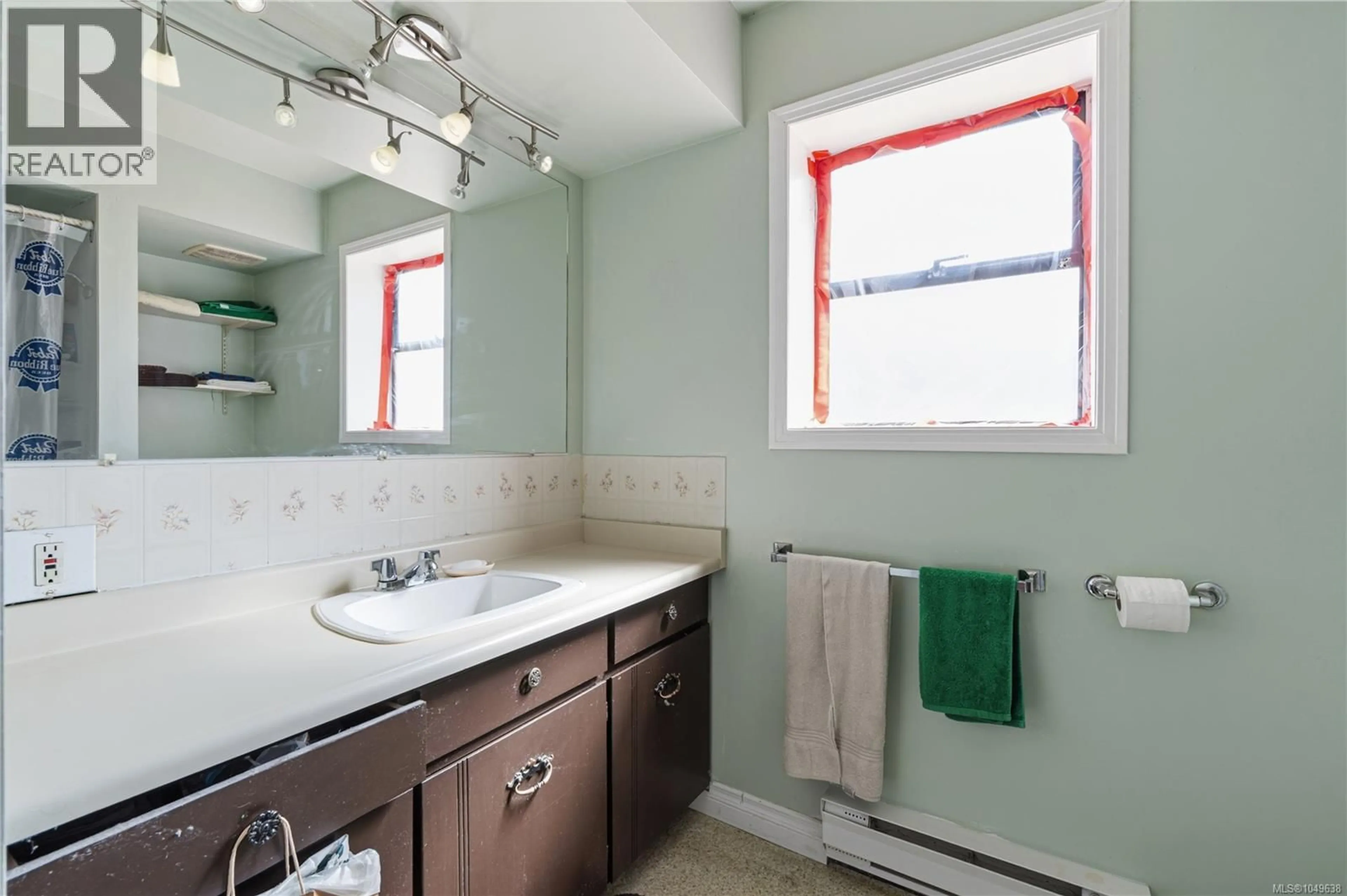 Standard bathroom, ceramic/tile floor for 5395 LOST LAKE ROAD, Nanaimo British Columbia V9T5E7