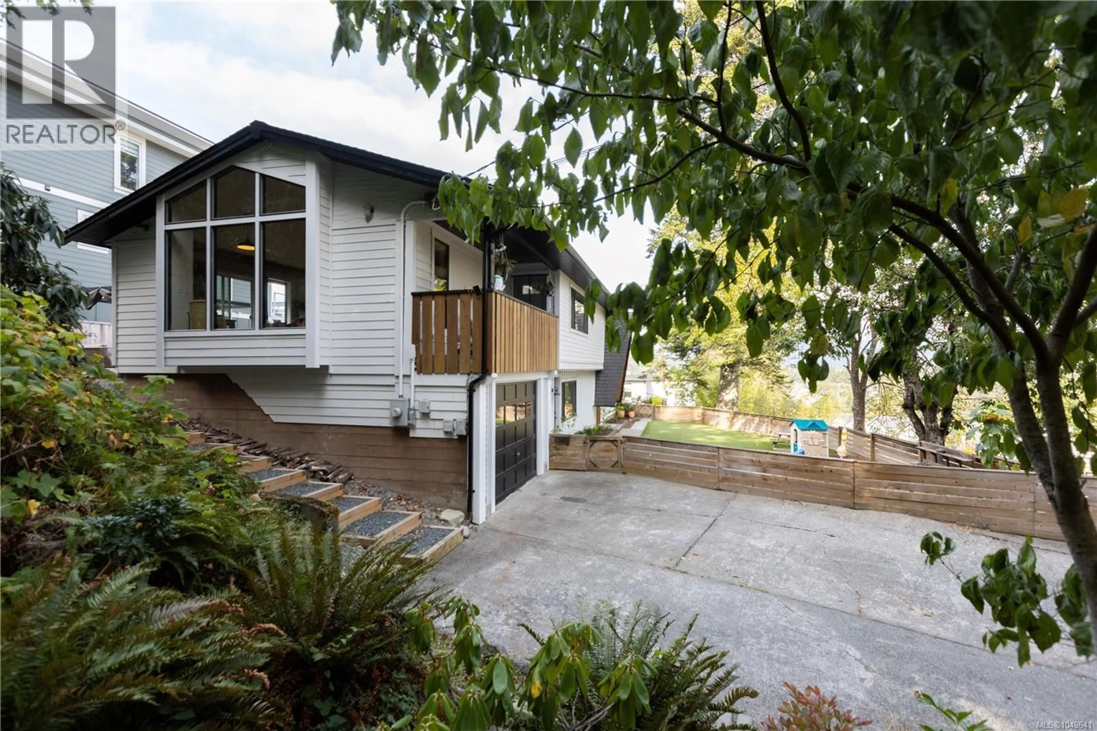 Home with vinyl exterior material, street for 923 WALFRED ROAD, Langford British Columbia V9C2P3
