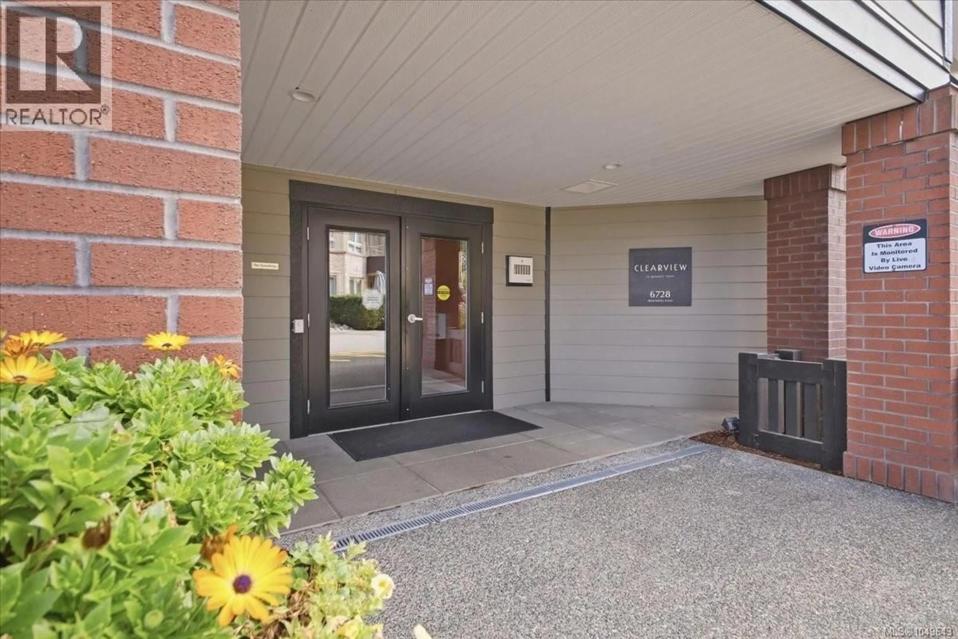 Indoor foyer for 301 - 6728 DICKINSON ROAD, Nanaimo British Columbia V9V1T3