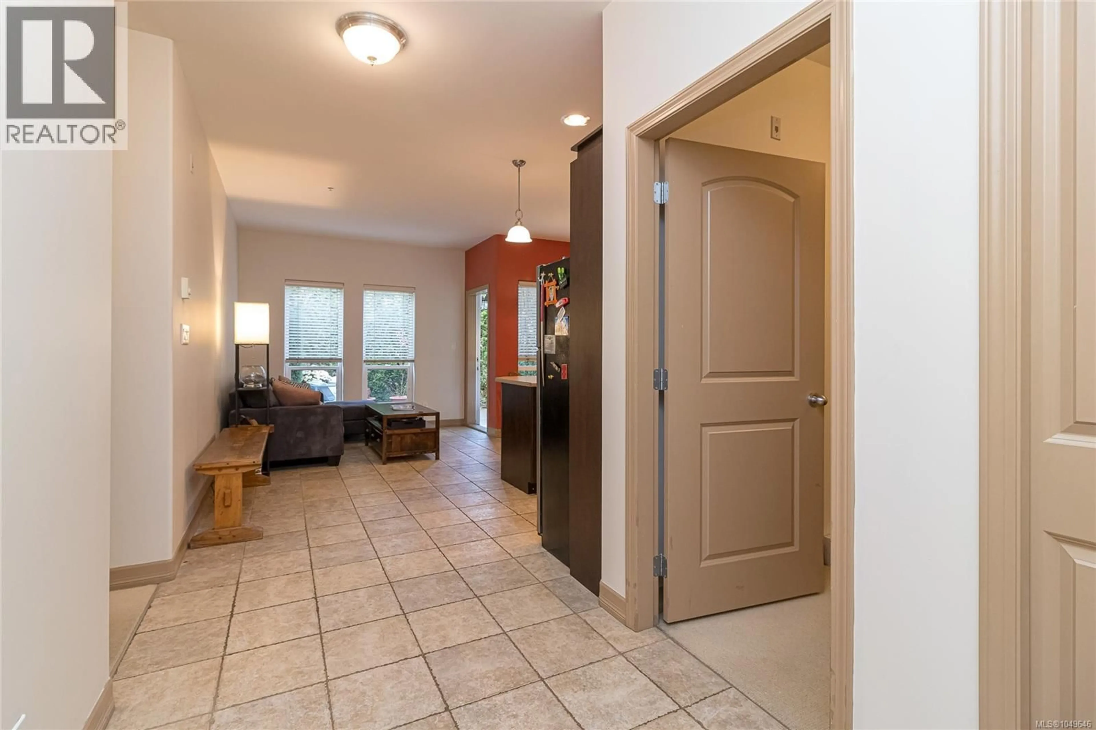 Indoor entryway for 112 - 3915 CAREY ROAD, Saanich British Columbia V8Z4E3