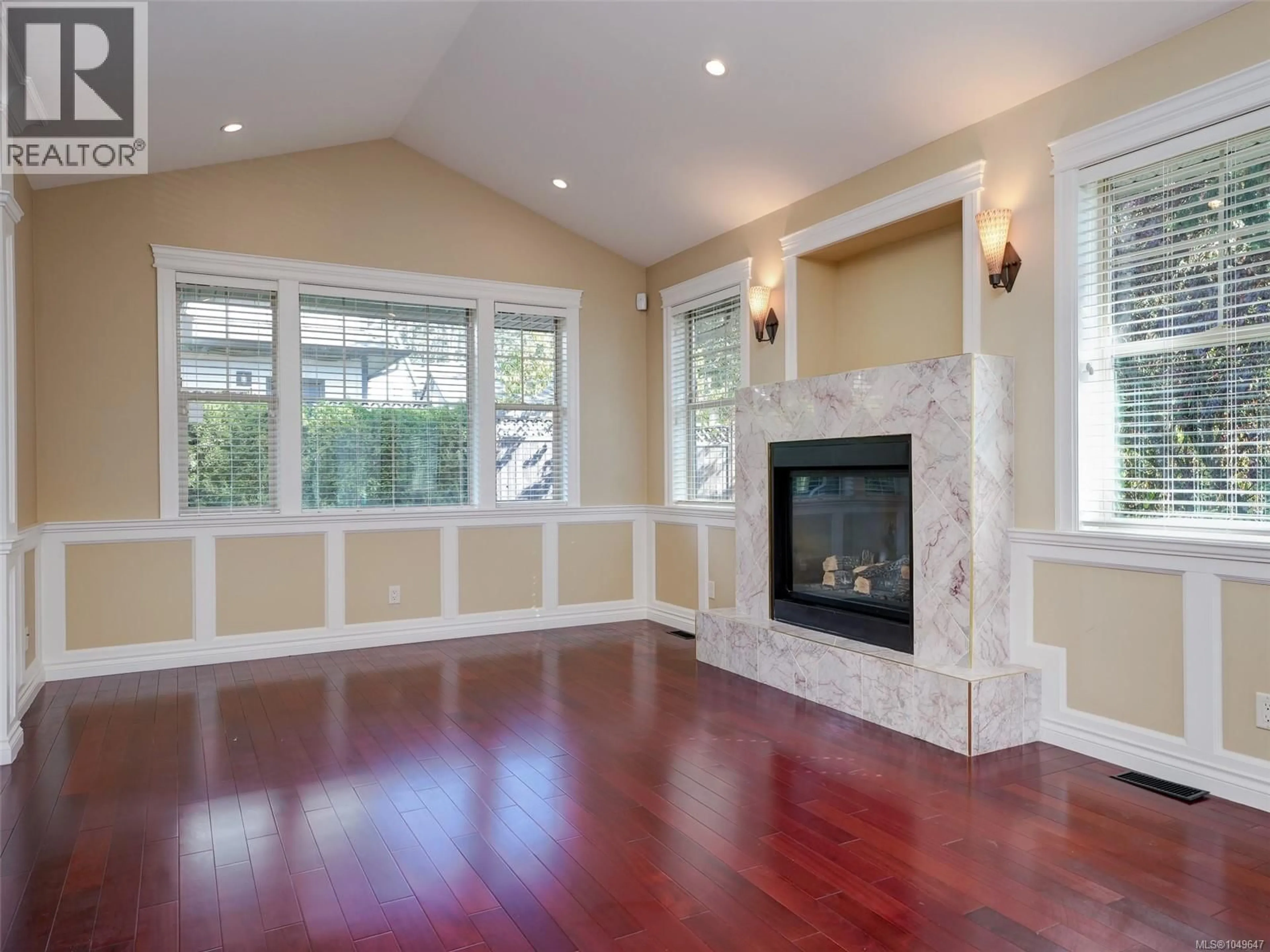 Living room with furniture, unknown for 424 NURSERY HILL DRIVE, View Royal British Columbia V9B0E2