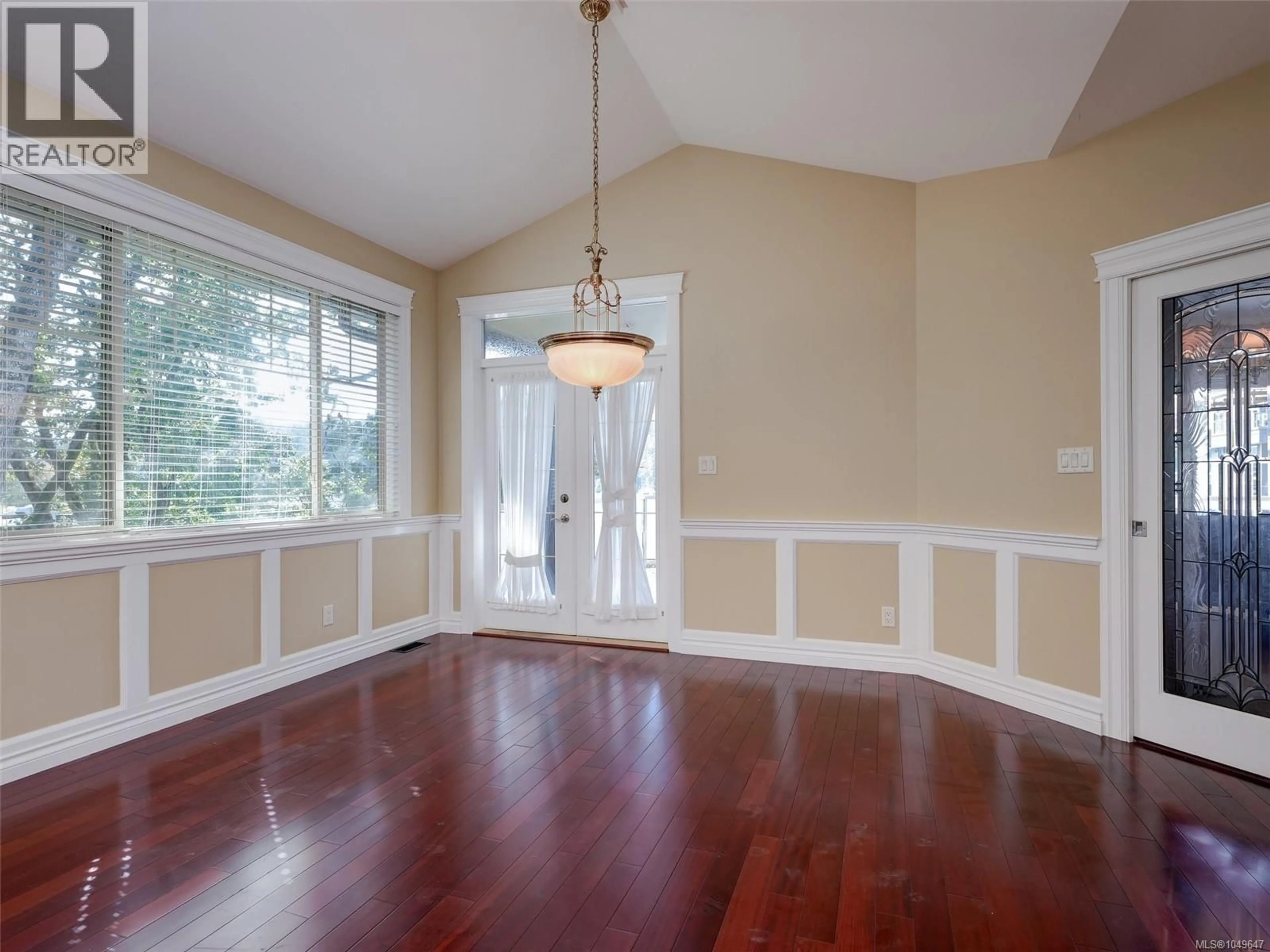 Dining room, wood/laminate floor for 424 NURSERY HILL DRIVE, View Royal British Columbia V9B0E2