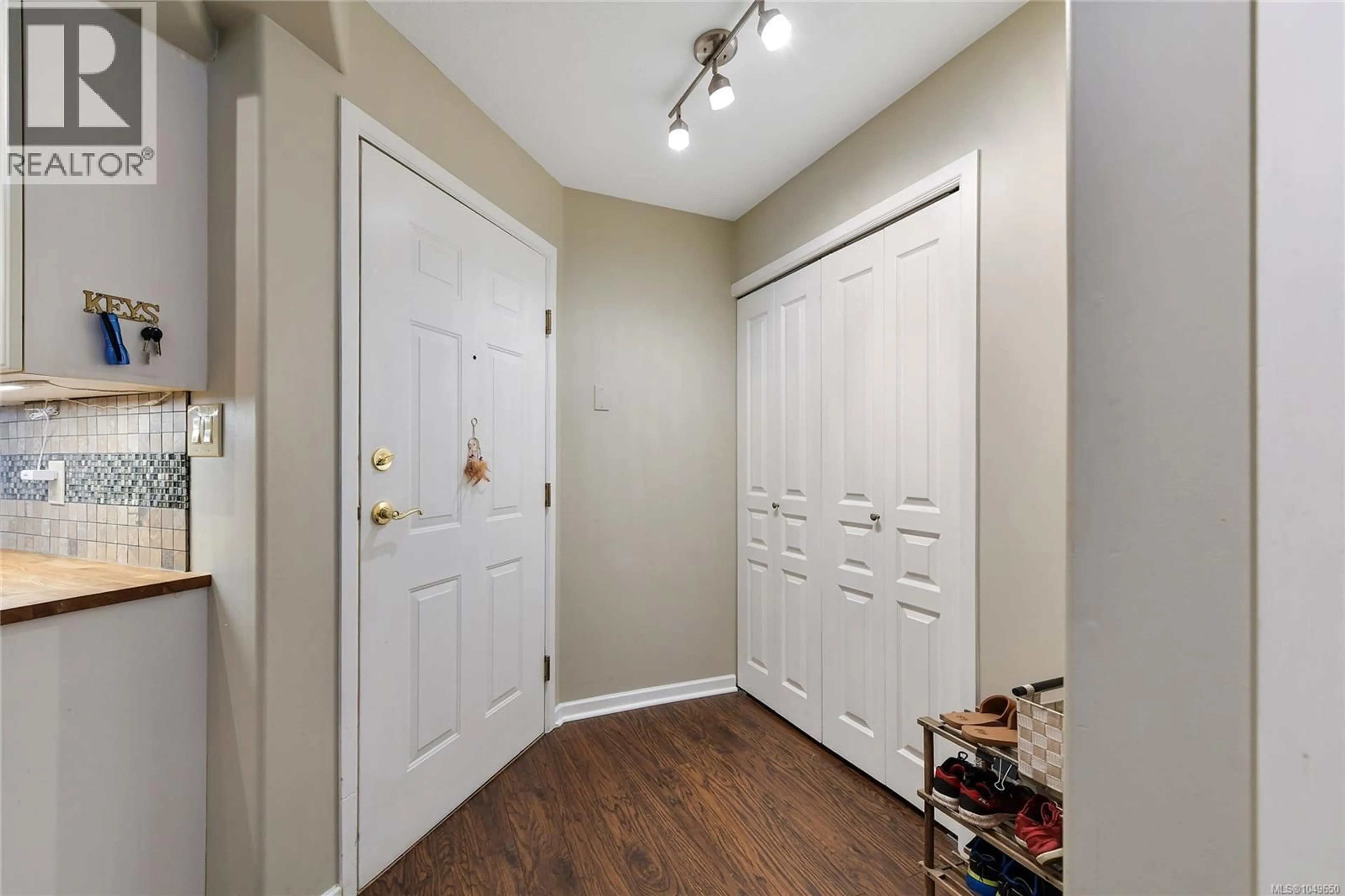 Indoor entryway for 108 - 27 SONGHEES ROAD, Victoria British Columbia V9A7M6