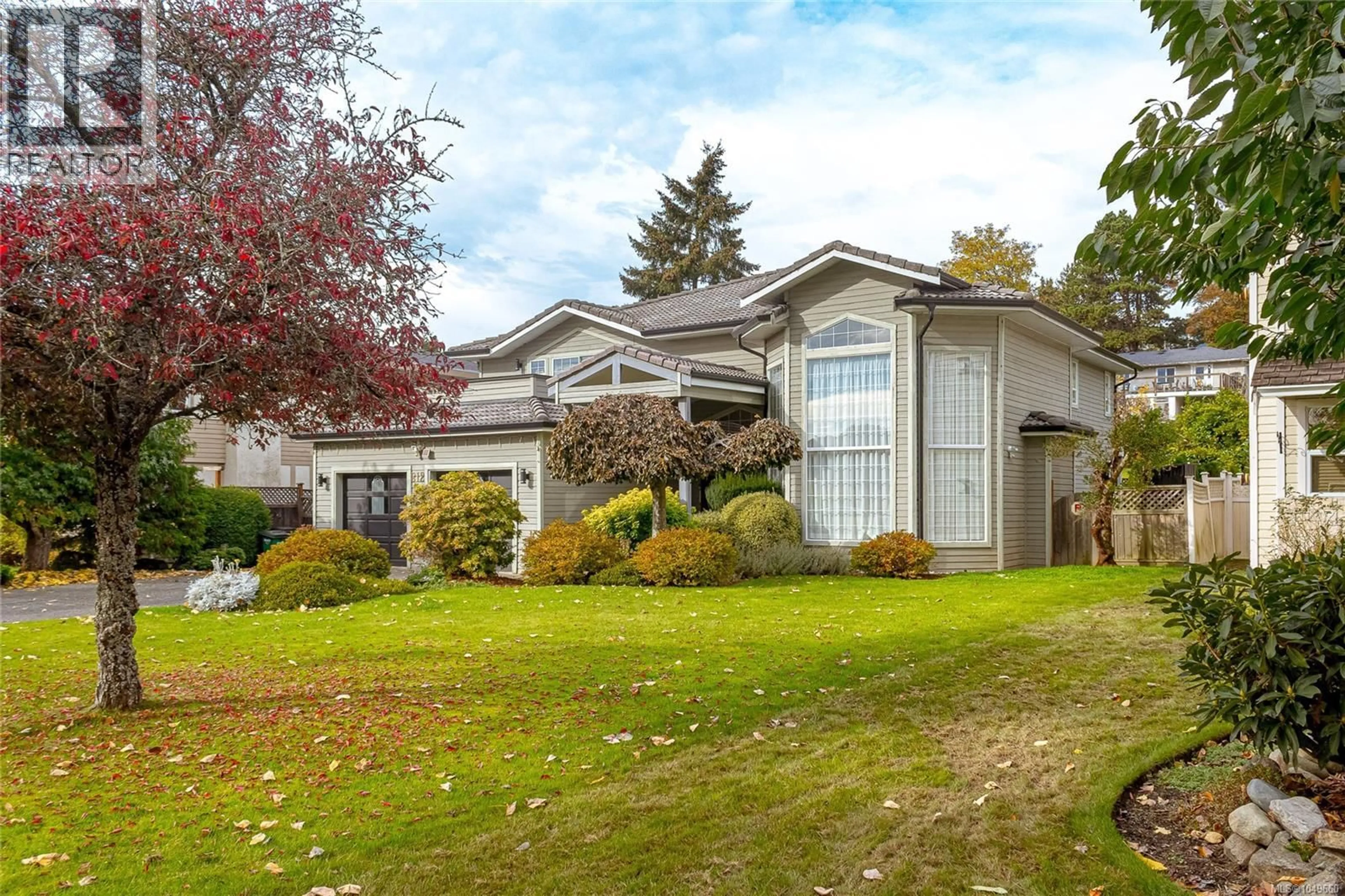 Home with vinyl exterior material, street for 812 DALEWOOD LANE, Saanich British Columbia V8X5G6
