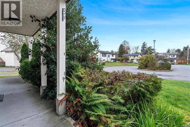 1725/1727 ASHDALE PLACE, Saanich 3
