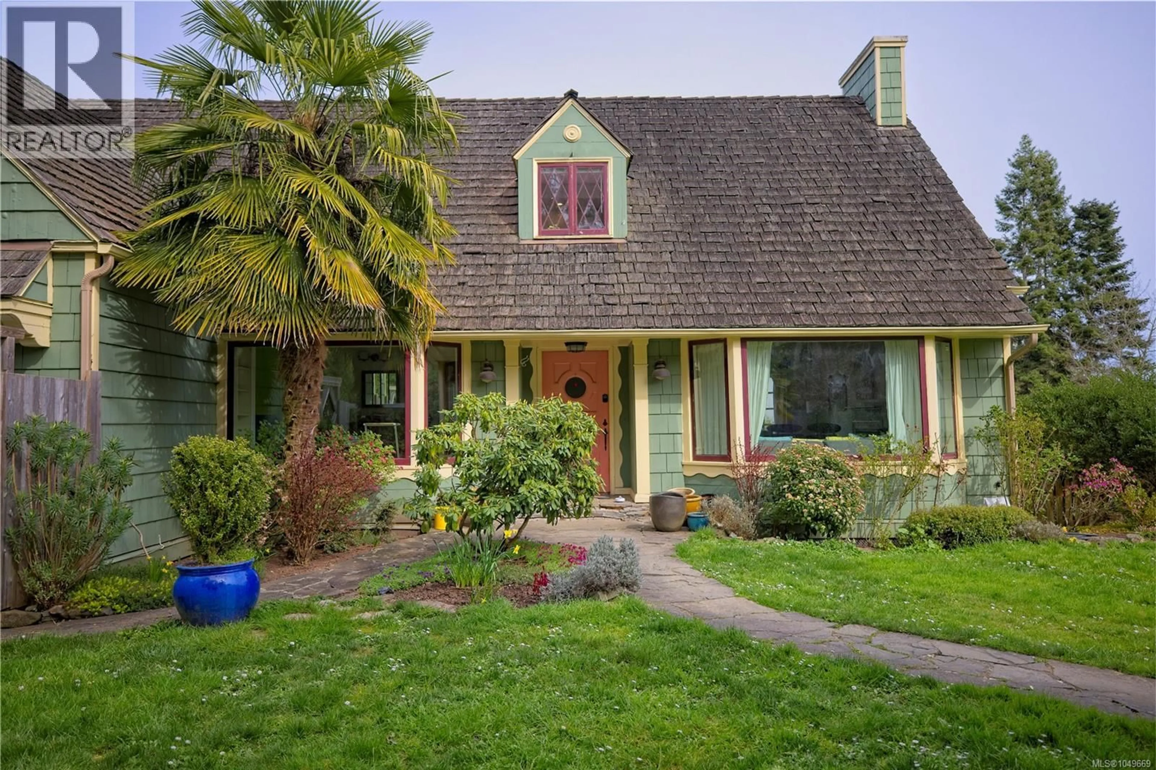 Home with vinyl exterior material, street for 150 DRAKE ROAD, Salt Spring British Columbia V8K2V8