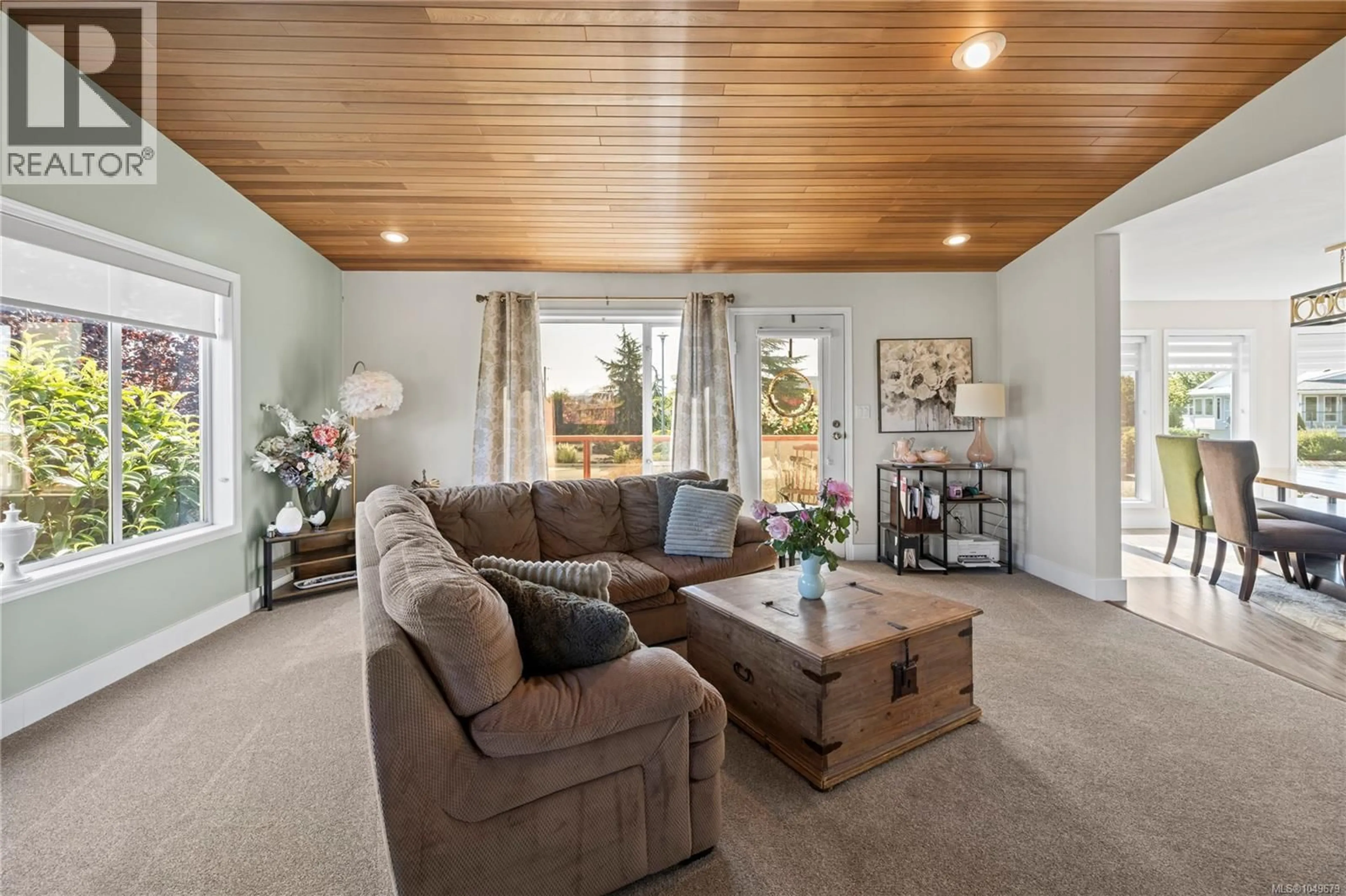 Living room with furniture, wood/laminate floor for 511 PANORAMA PLACE, Parksville British Columbia V9P1A4