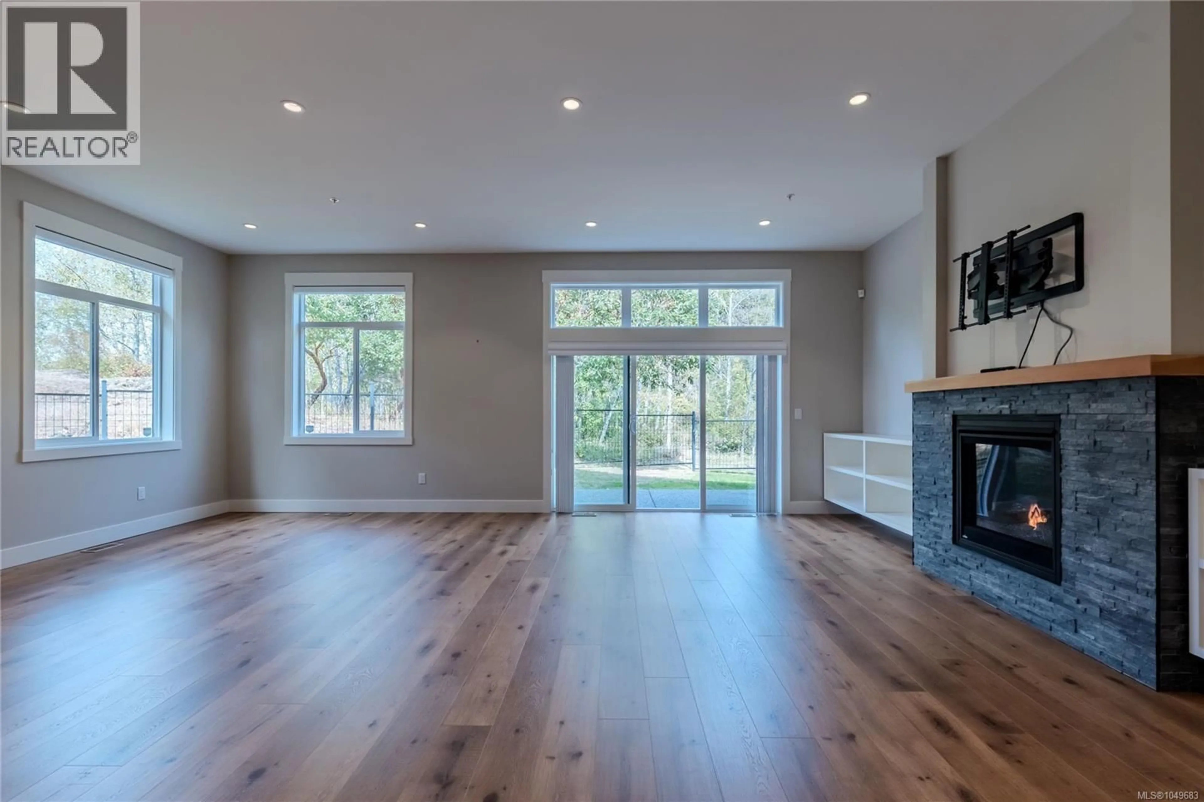 Living room with furniture, wood/laminate floor for 103 - 5644 LINLEY VALLEY DRIVE, Nanaimo British Columbia V9T0K1