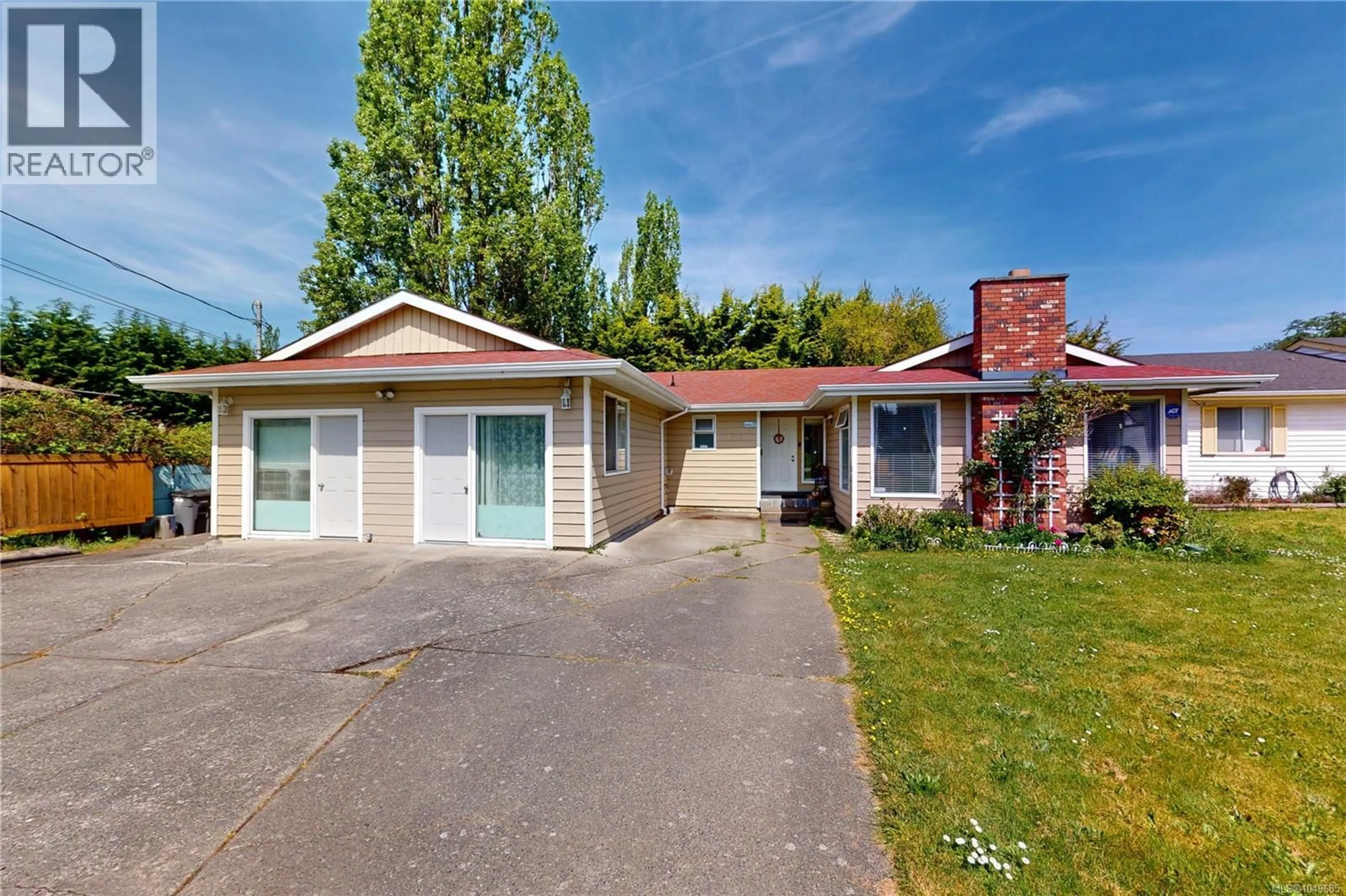 Home with vinyl exterior material, street for 1382 MCKENZIE AVENUE, Saanich British Columbia V8P2M2