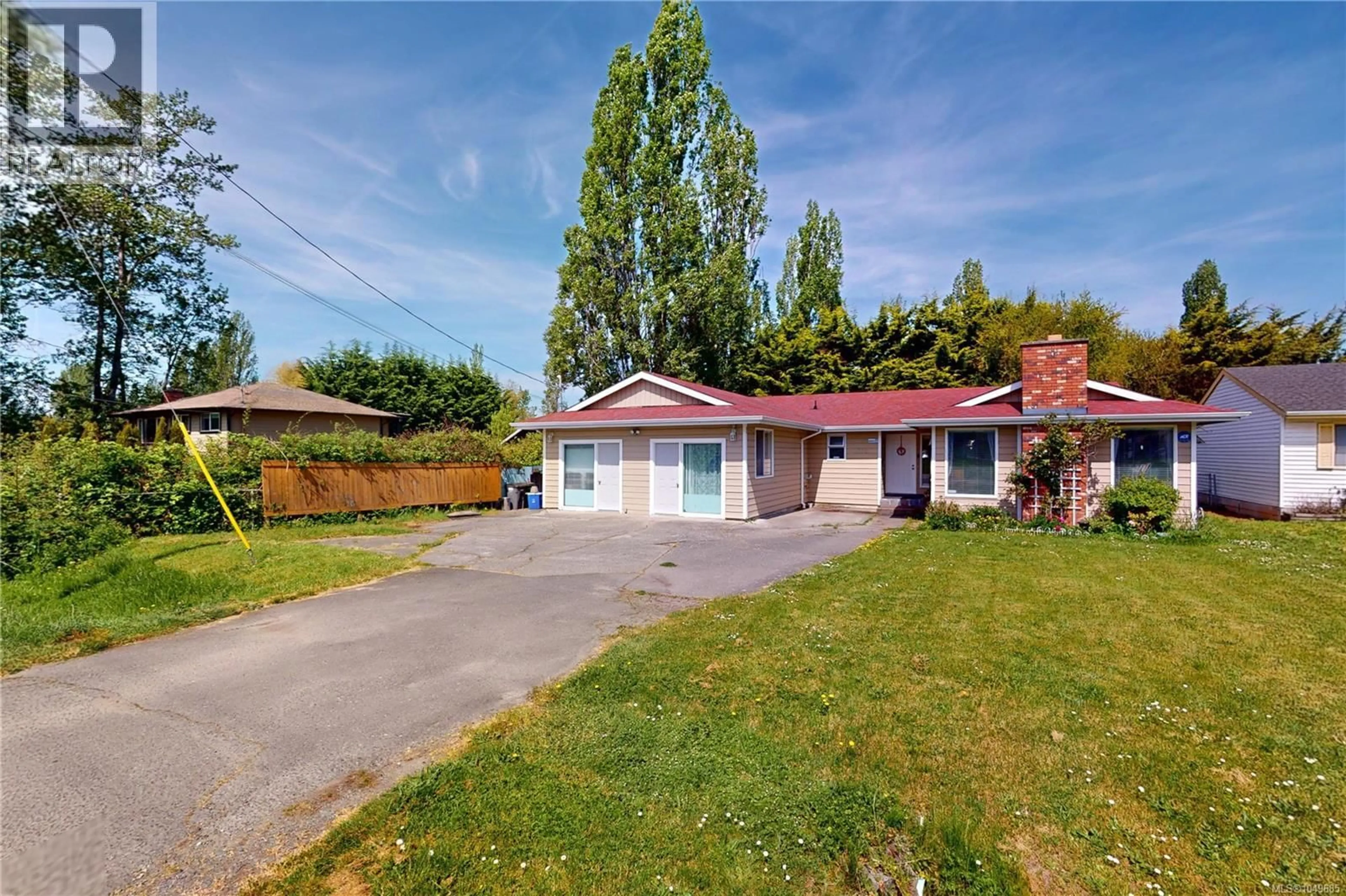 A pic from outside/outdoor area/front of a property/back of a property/a pic from drone, street for 1382 MCKENZIE AVENUE, Saanich British Columbia V8P2M2