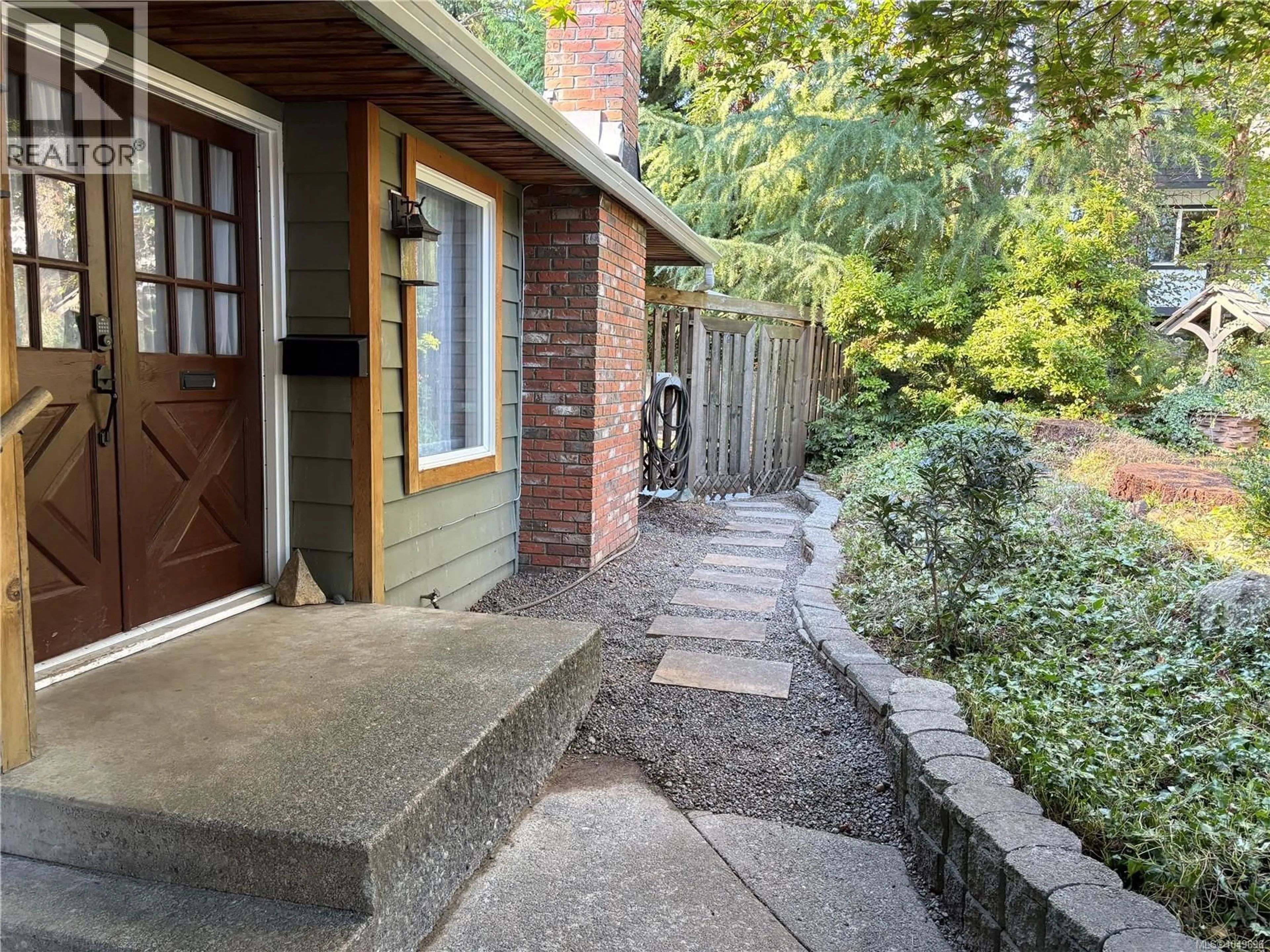 Patio, street for 254 FAWN ROAD, Campbell River British Columbia V9W5L7