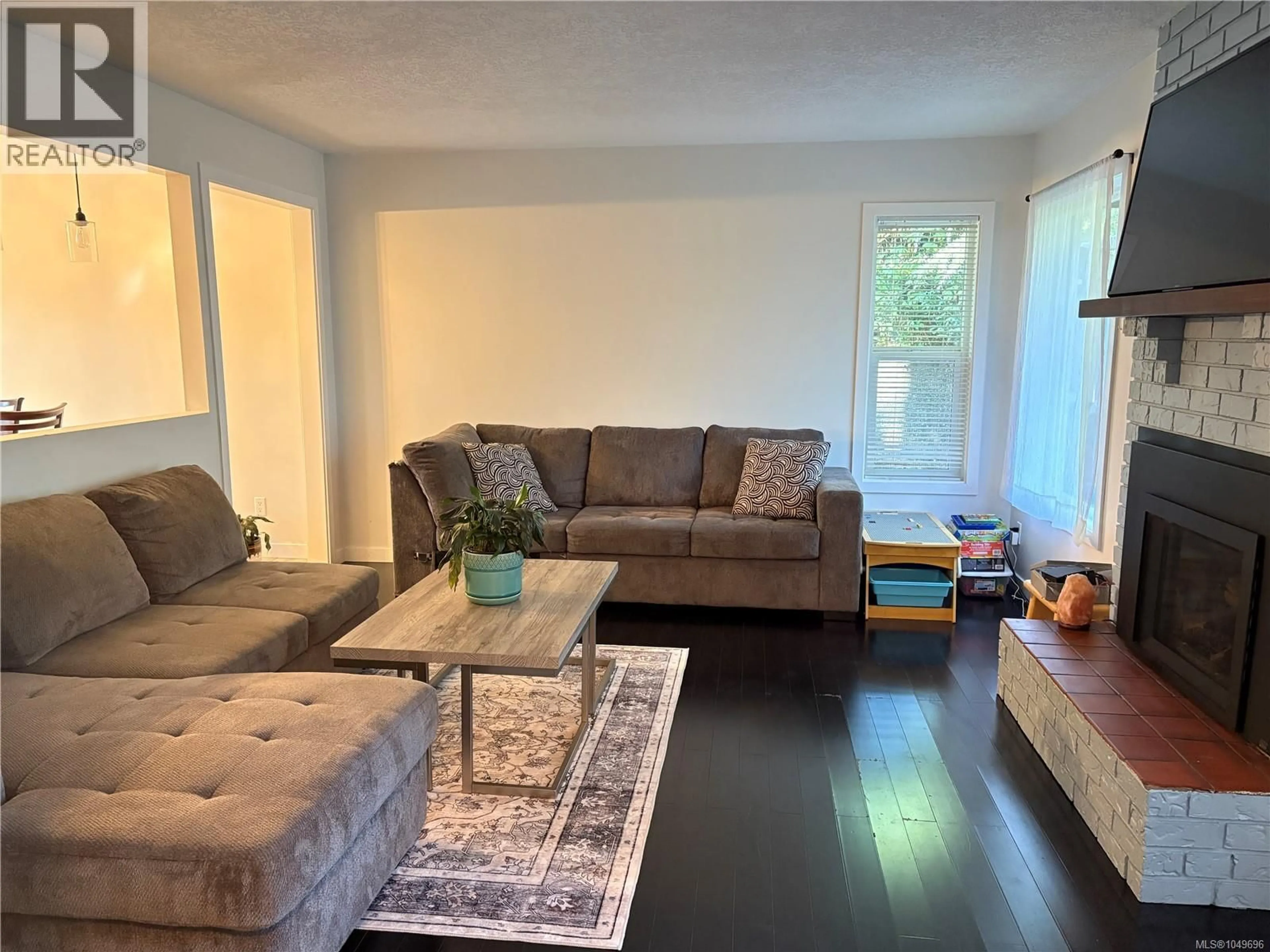 Living room with furniture, unknown for 254 FAWN ROAD, Campbell River British Columbia V9W5L7