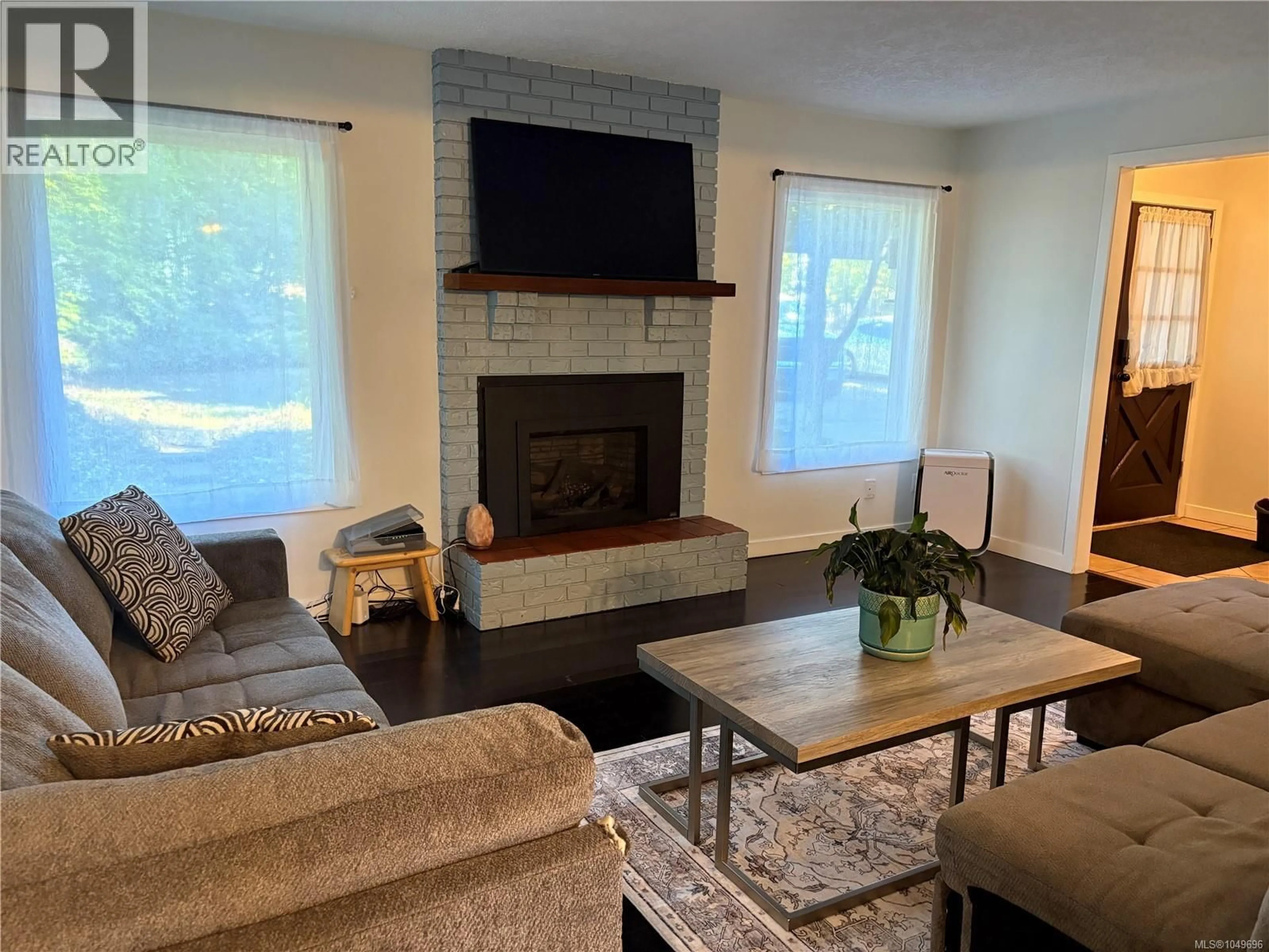 Living room with furniture, unknown for 254 FAWN ROAD, Campbell River British Columbia V9W5L7