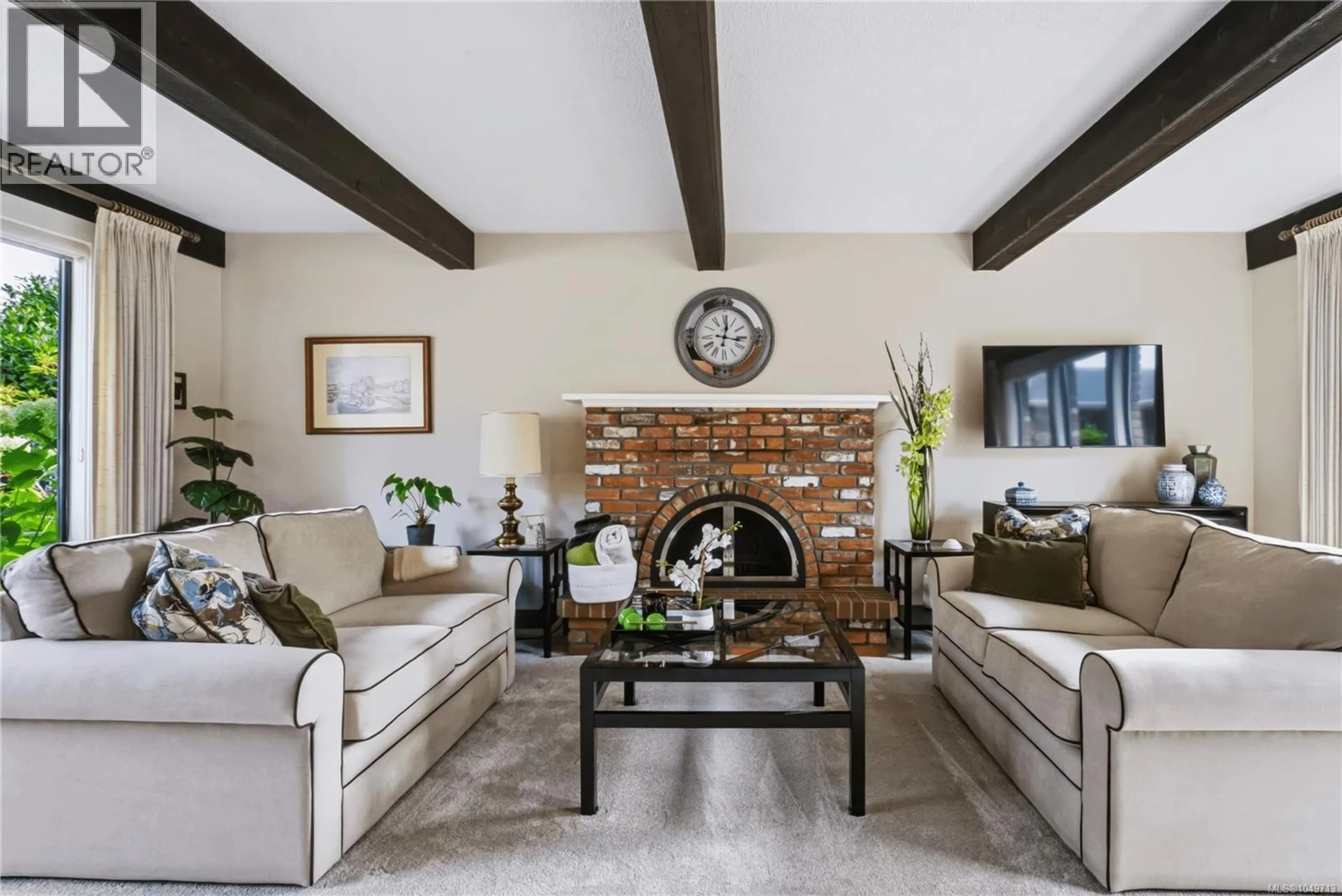 Living room with furniture, unknown for 1658 BROUSSON DRIVE, Saanich British Columbia V8N5S2