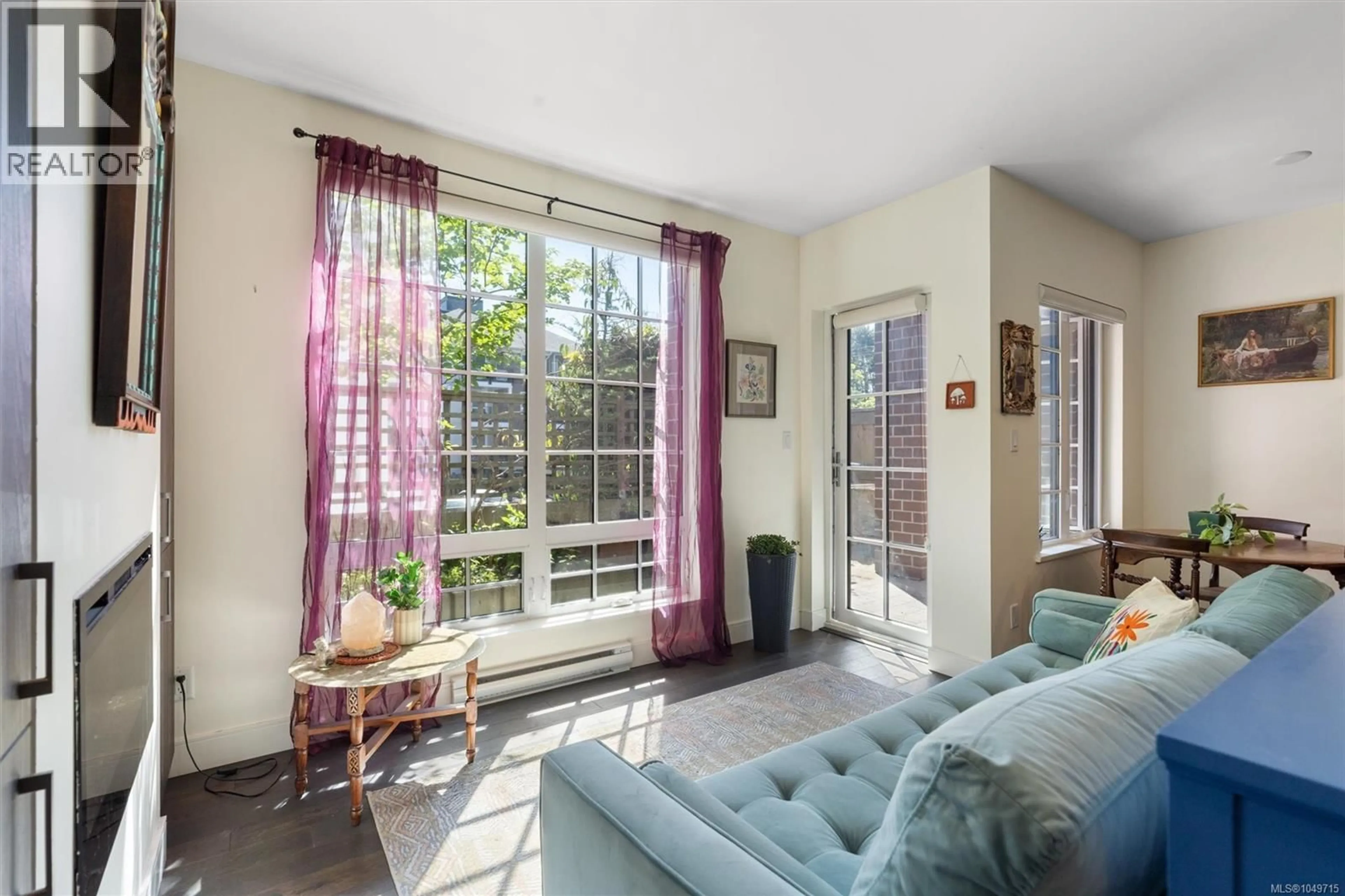 Living room with furniture, unknown for 105 - 1011 BURDETT AVENUE, Victoria British Columbia V8V3G9