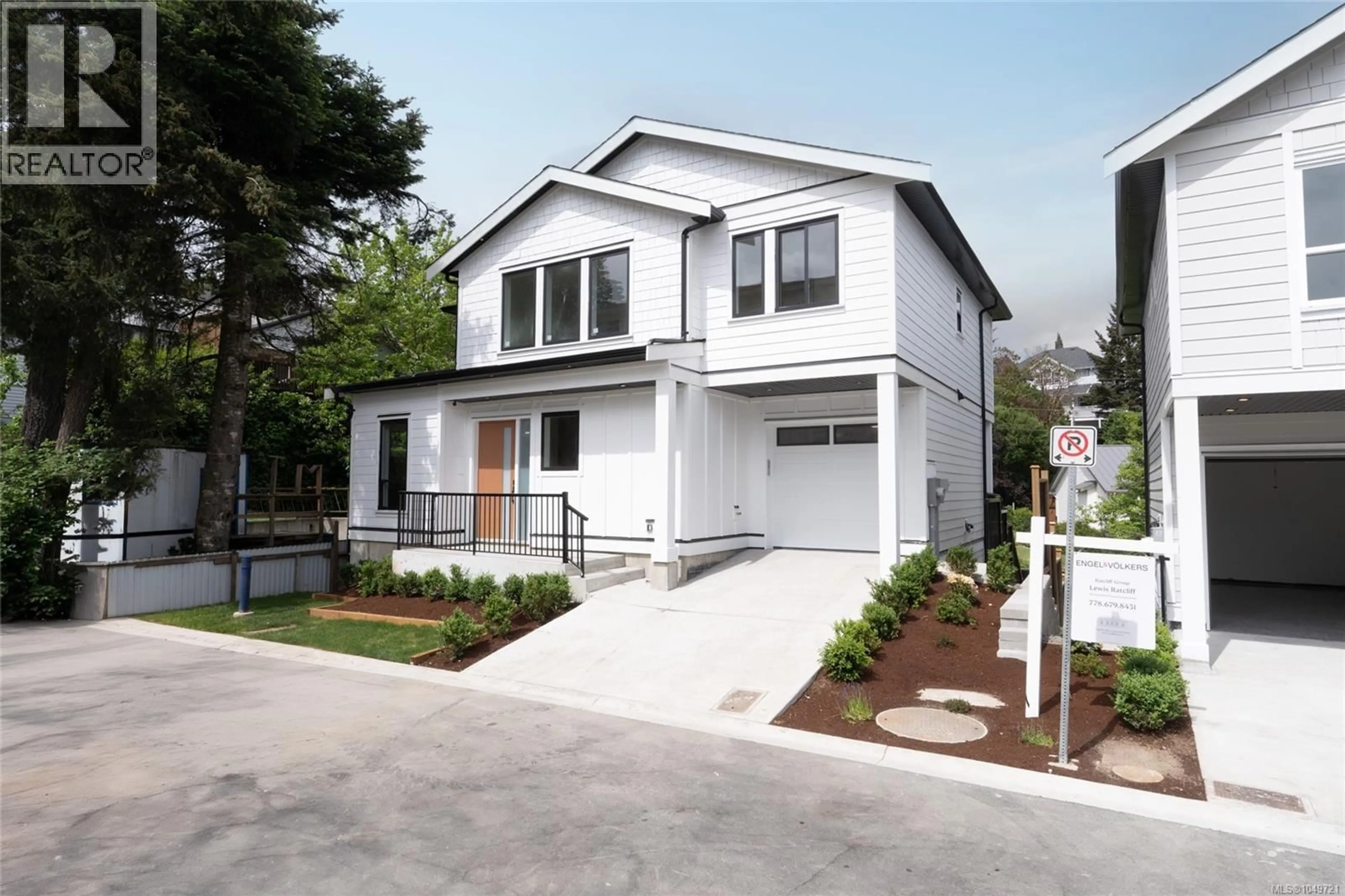 Home with vinyl exterior material, street for 561 BELFORD PLACE, Langford British Columbia V9B6C1