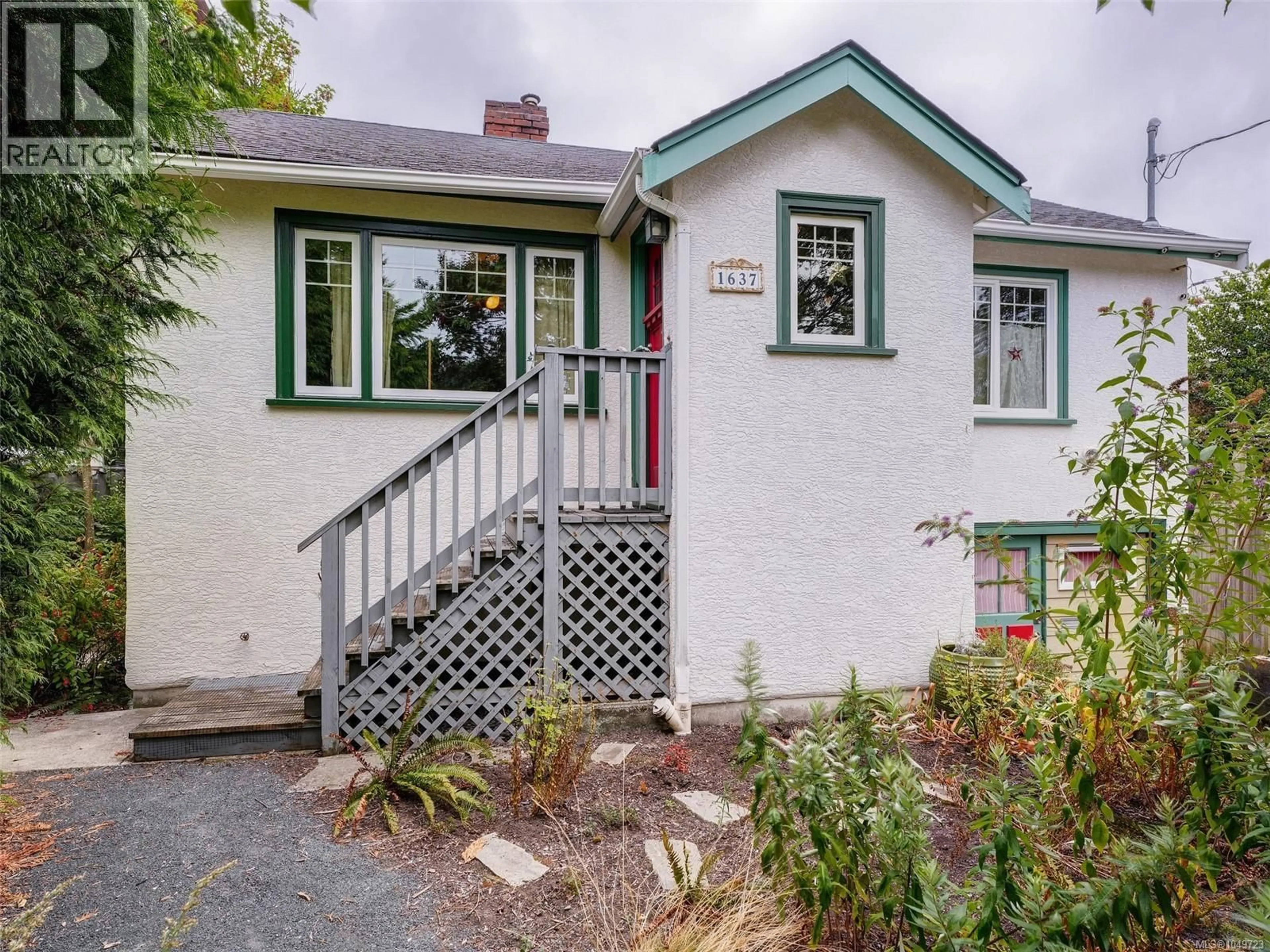 Home with vinyl exterior material, street for 1637 MCRAE AVENUE, Saanich British Columbia V8P1H2