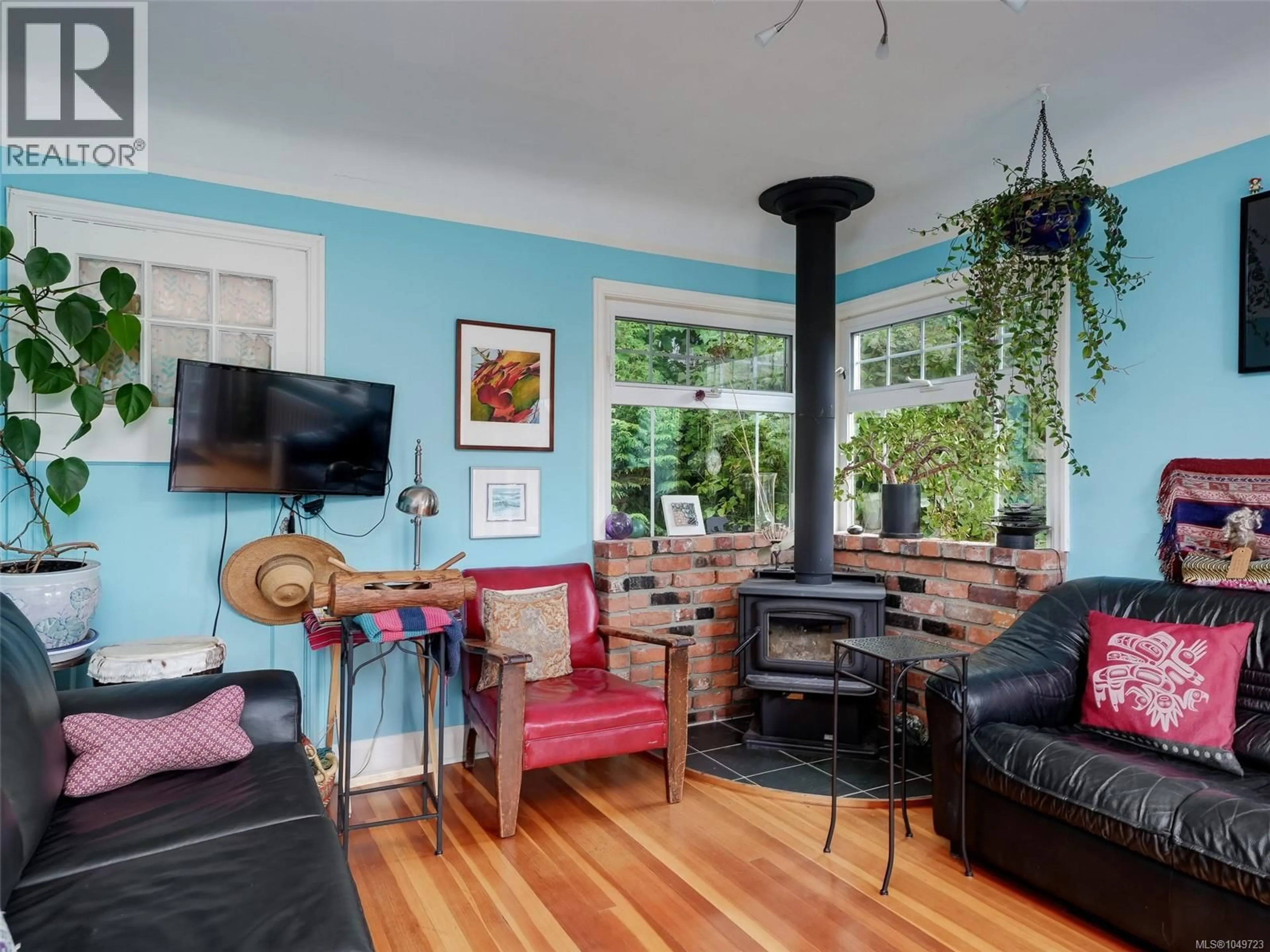 Living room with furniture, wood/laminate floor for 1637 MCRAE AVENUE, Saanich British Columbia V8P1H2