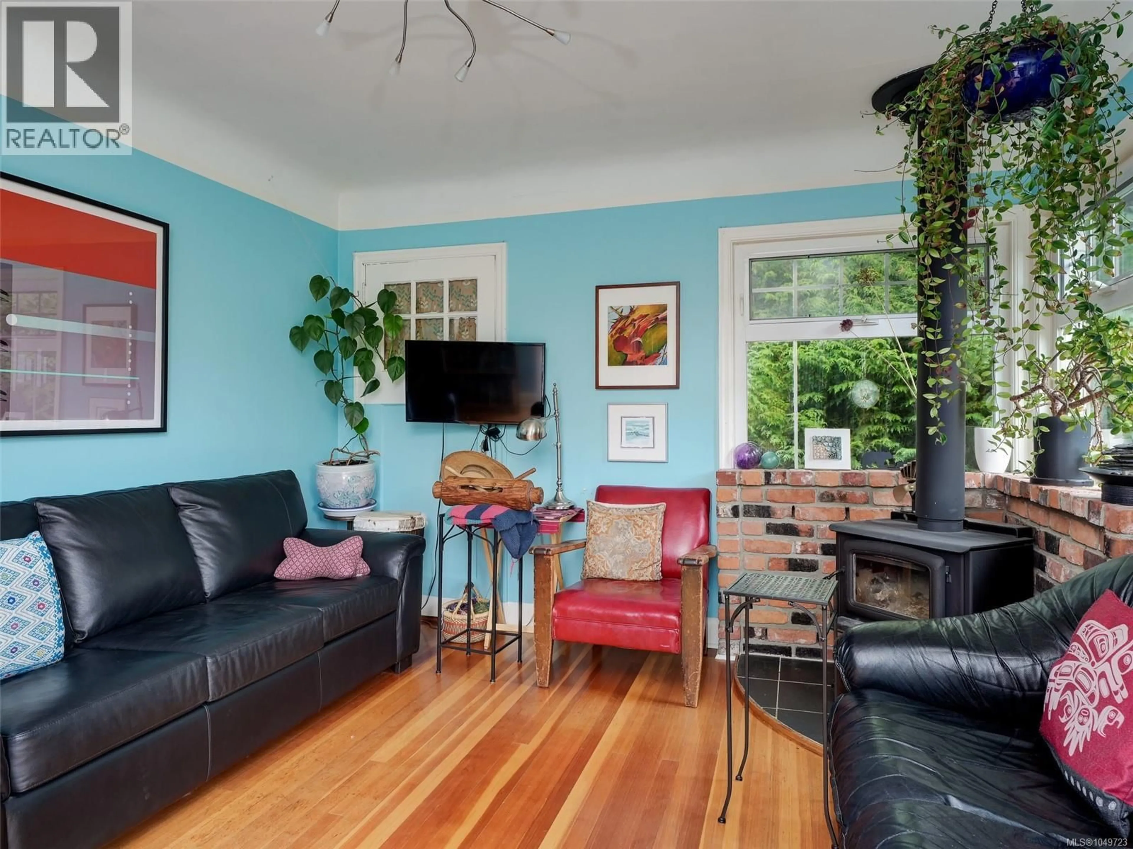 Living room with furniture, wood/laminate floor for 1637 MCRAE AVENUE, Saanich British Columbia V8P1H2