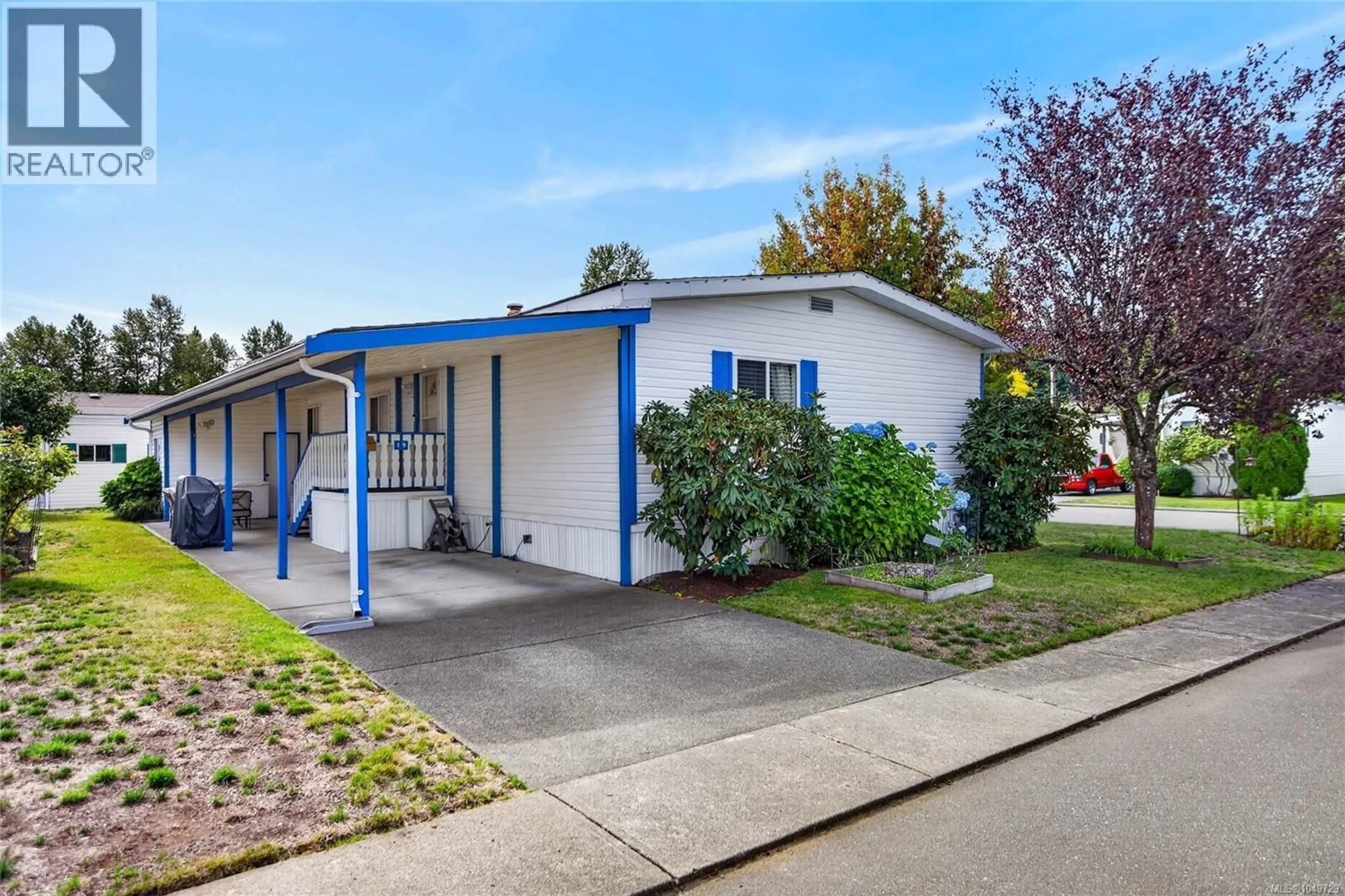 Home with vinyl exterior material, street for 19 - 2140 20TH STREET, Courtenay British Columbia V9N2G6