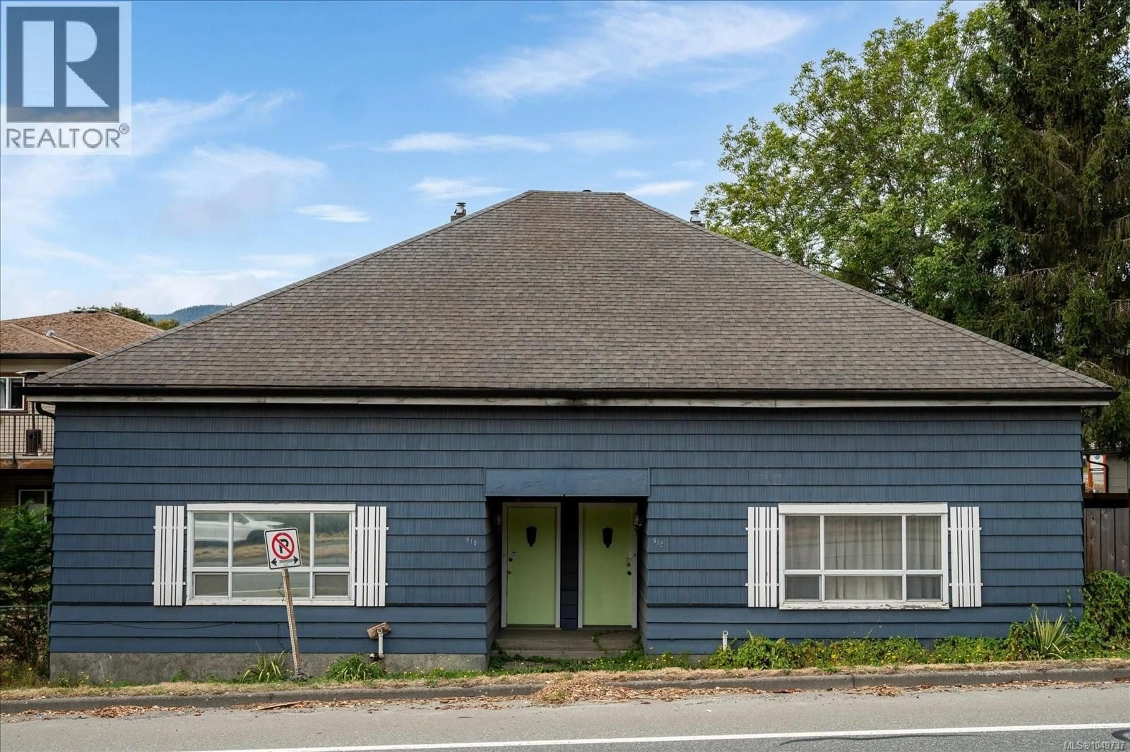 A pic from outside/outdoor area/front of a property/back of a property/a pic from drone, building for 910 ESPLANADE AVENUE, Ladysmith British Columbia V9G1A0