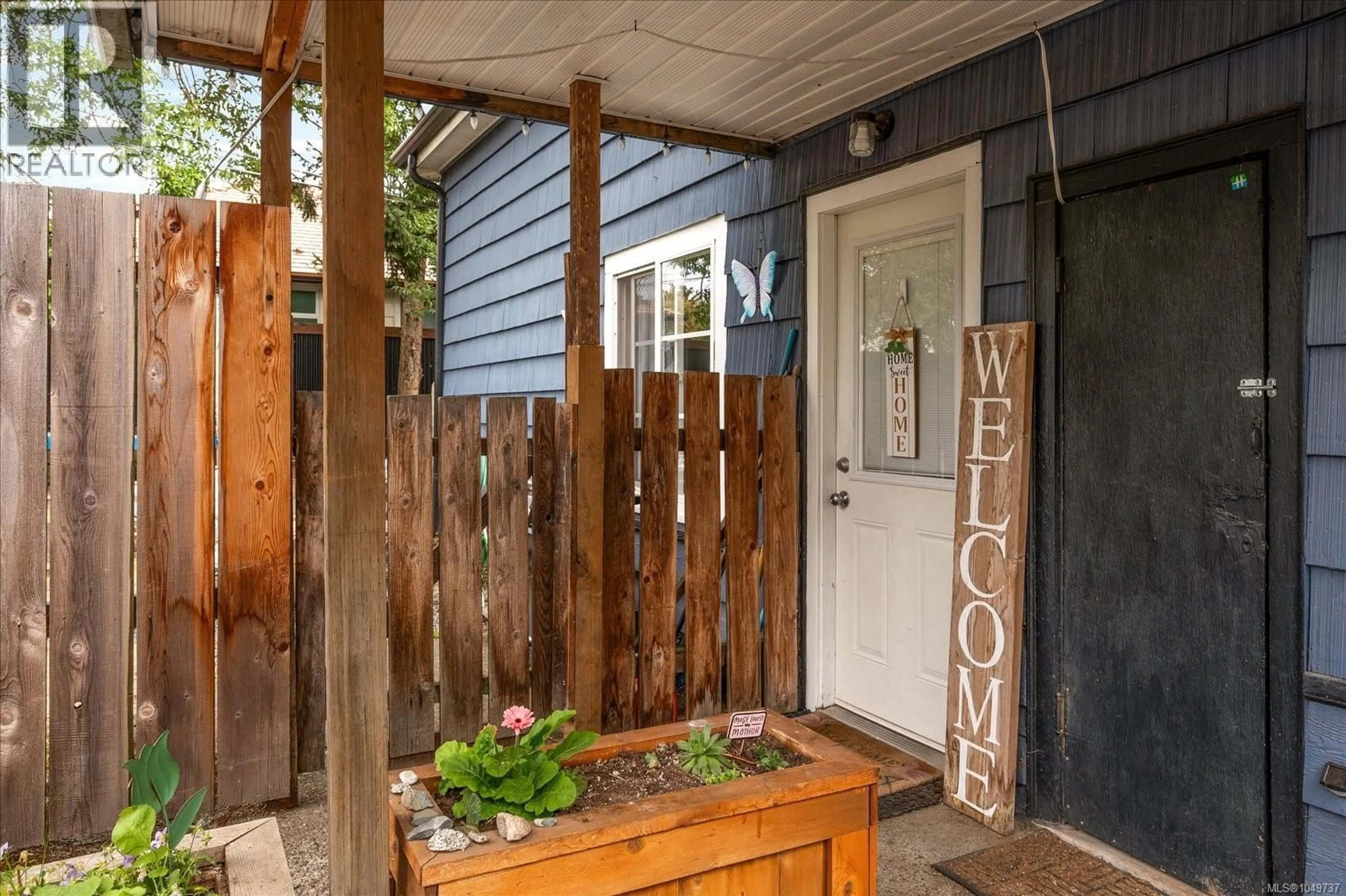 Patio, street for 910 ESPLANADE AVENUE, Ladysmith British Columbia V9G1A0