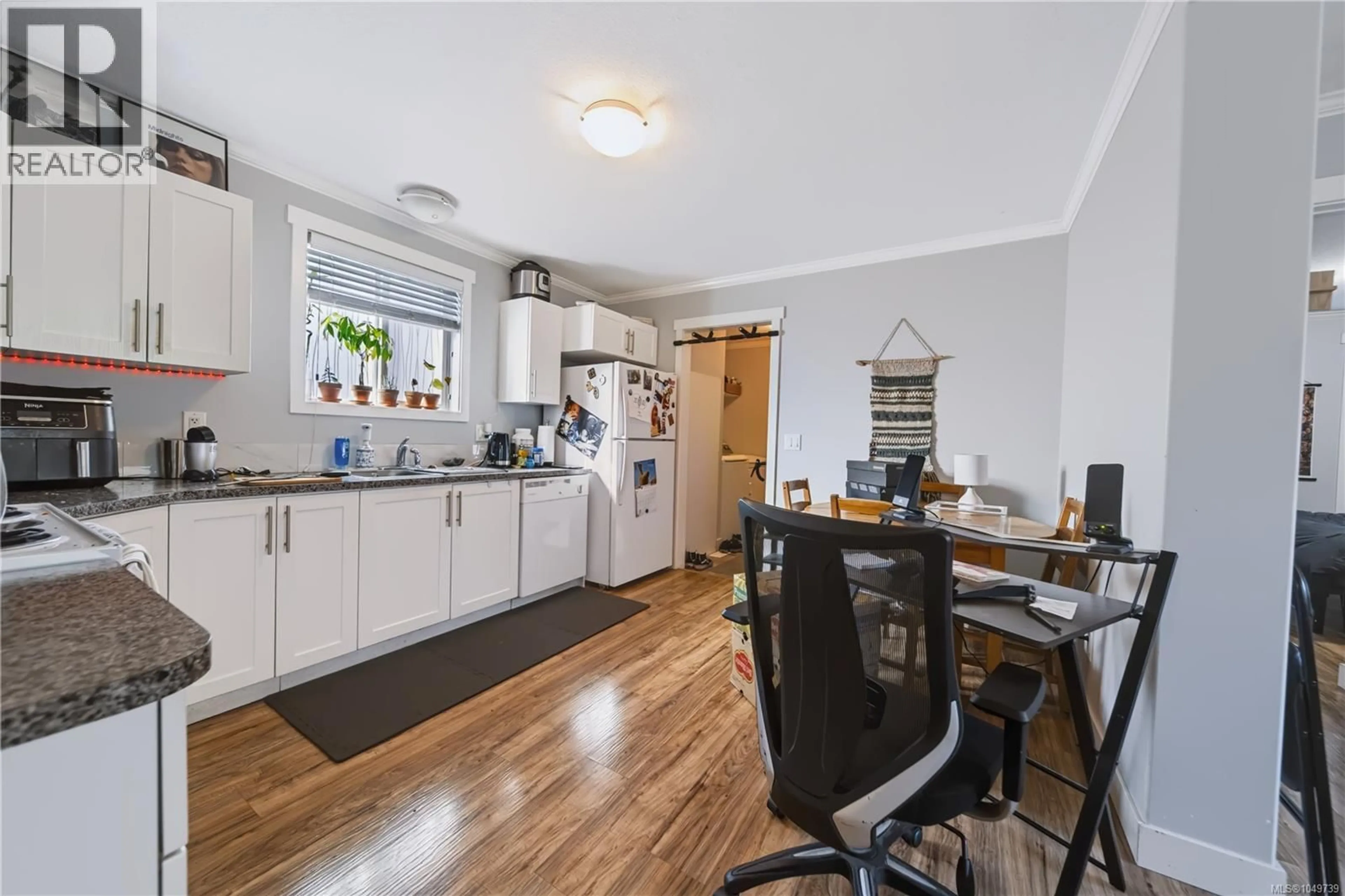 Standard kitchen, wood/laminate floor for 980 MILLSTONE AVENUE, Nanaimo British Columbia V9S5B6